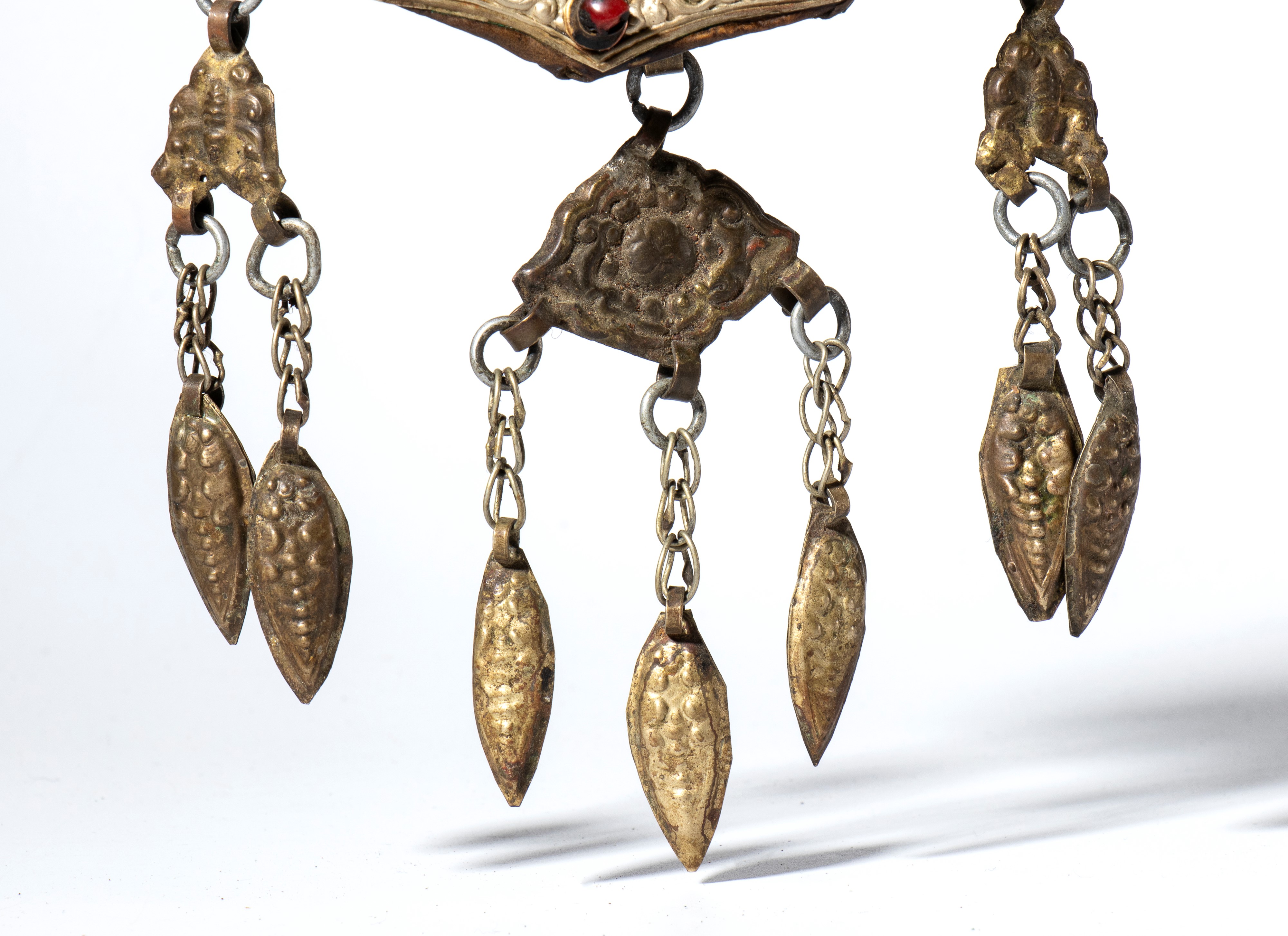 Borsello per acciarino, pelle decorata con placche metalliche sbalzate e coralli e turchesi, Tibe...