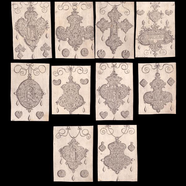 Pendenti con divinità in nicchie e arabeschi floreali