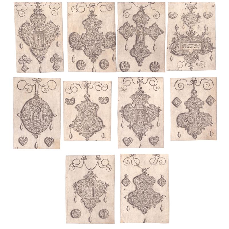 Pendenti con divinità in nicchie e arabeschi floreali