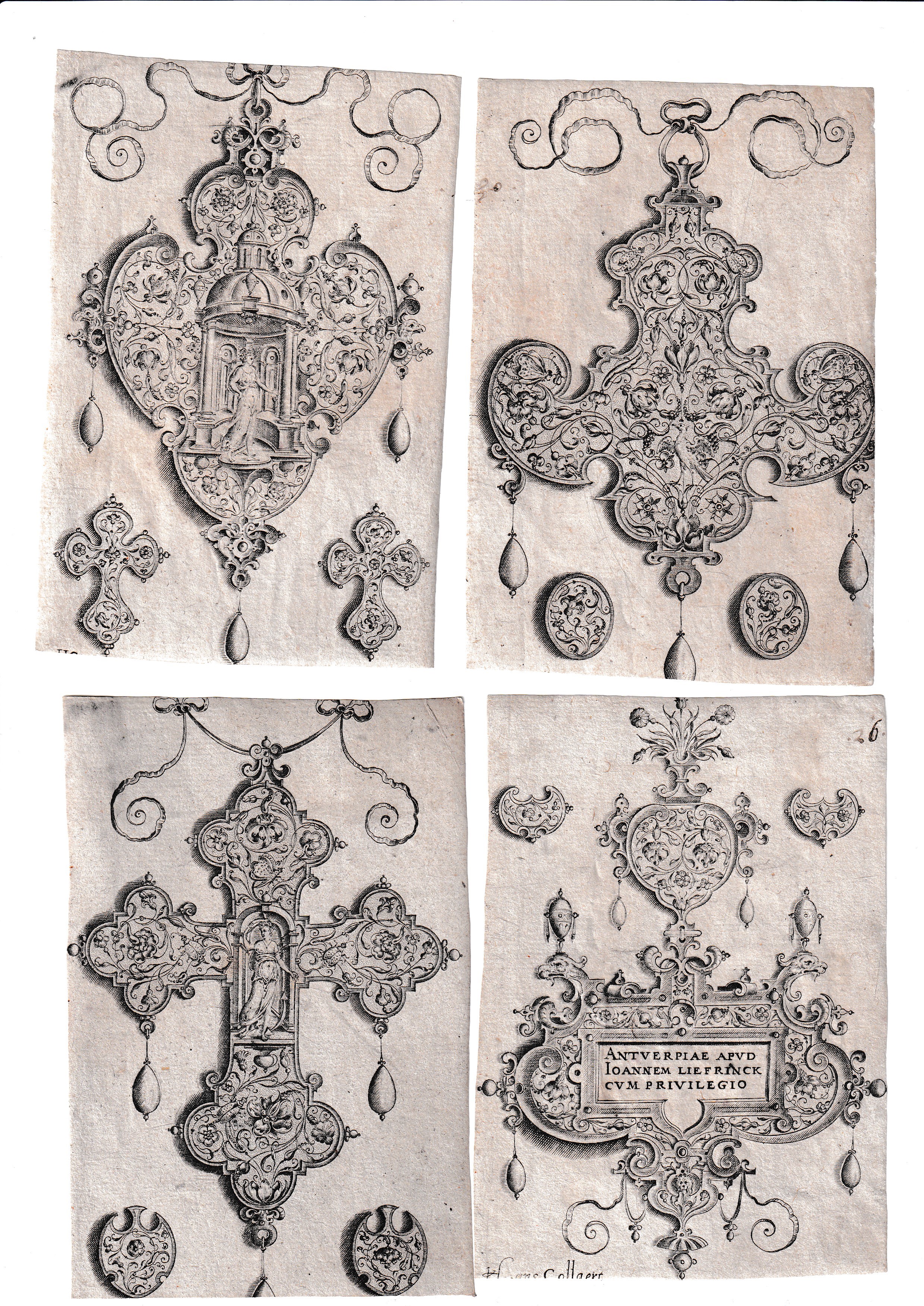 Pendenti con divinità in nicchie e arabeschi floreali