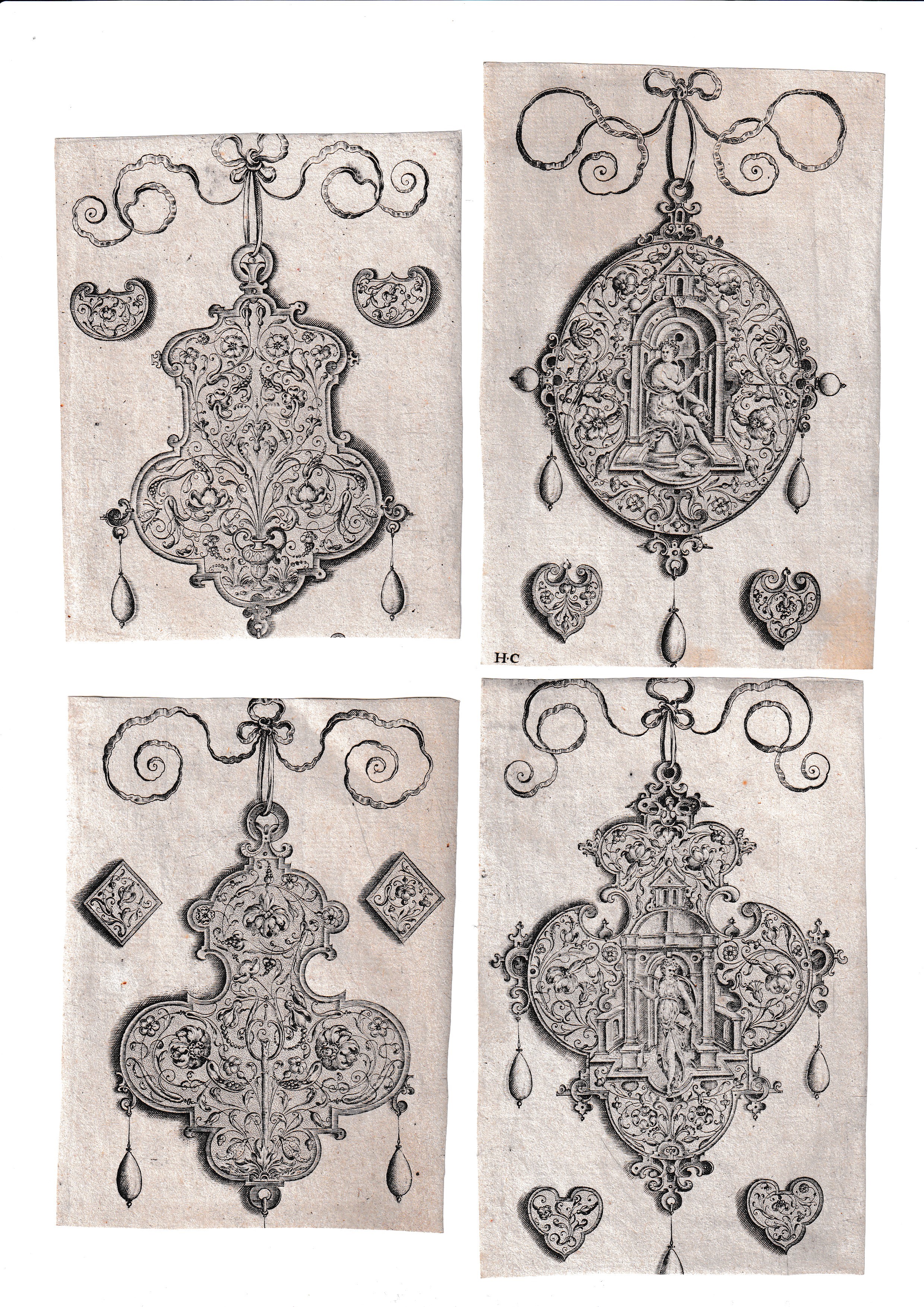 Pendenti con divinità in nicchie e arabeschi floreali