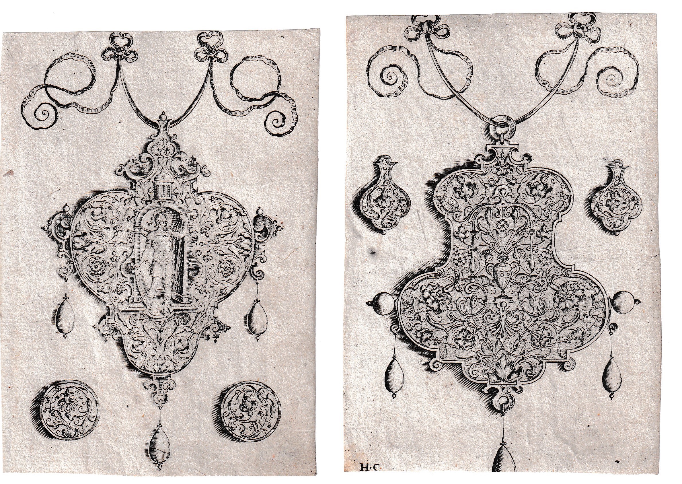 Pendenti con divinità in nicchie e arabeschi floreali