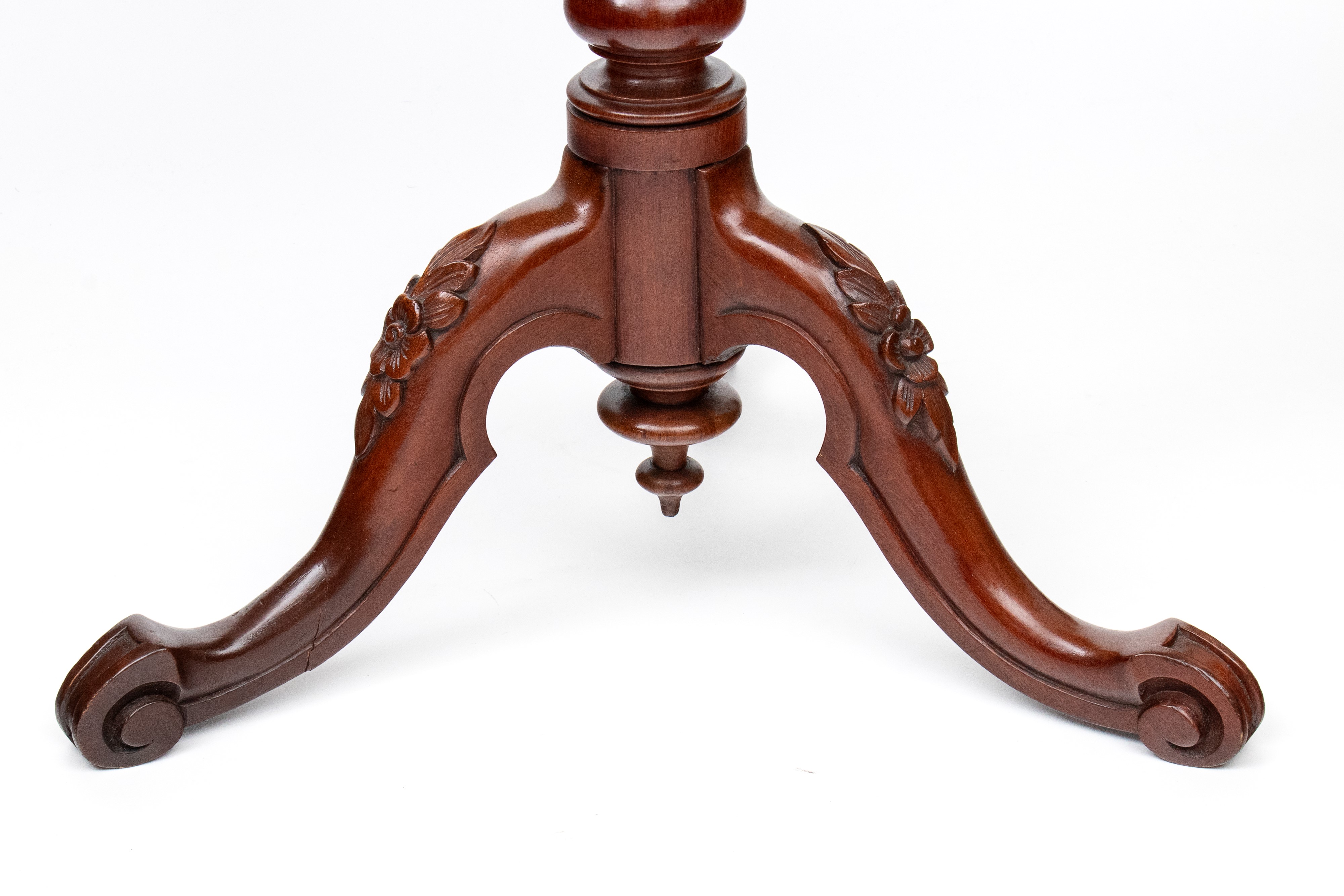 Tavolino con piano in ammoniti fossili