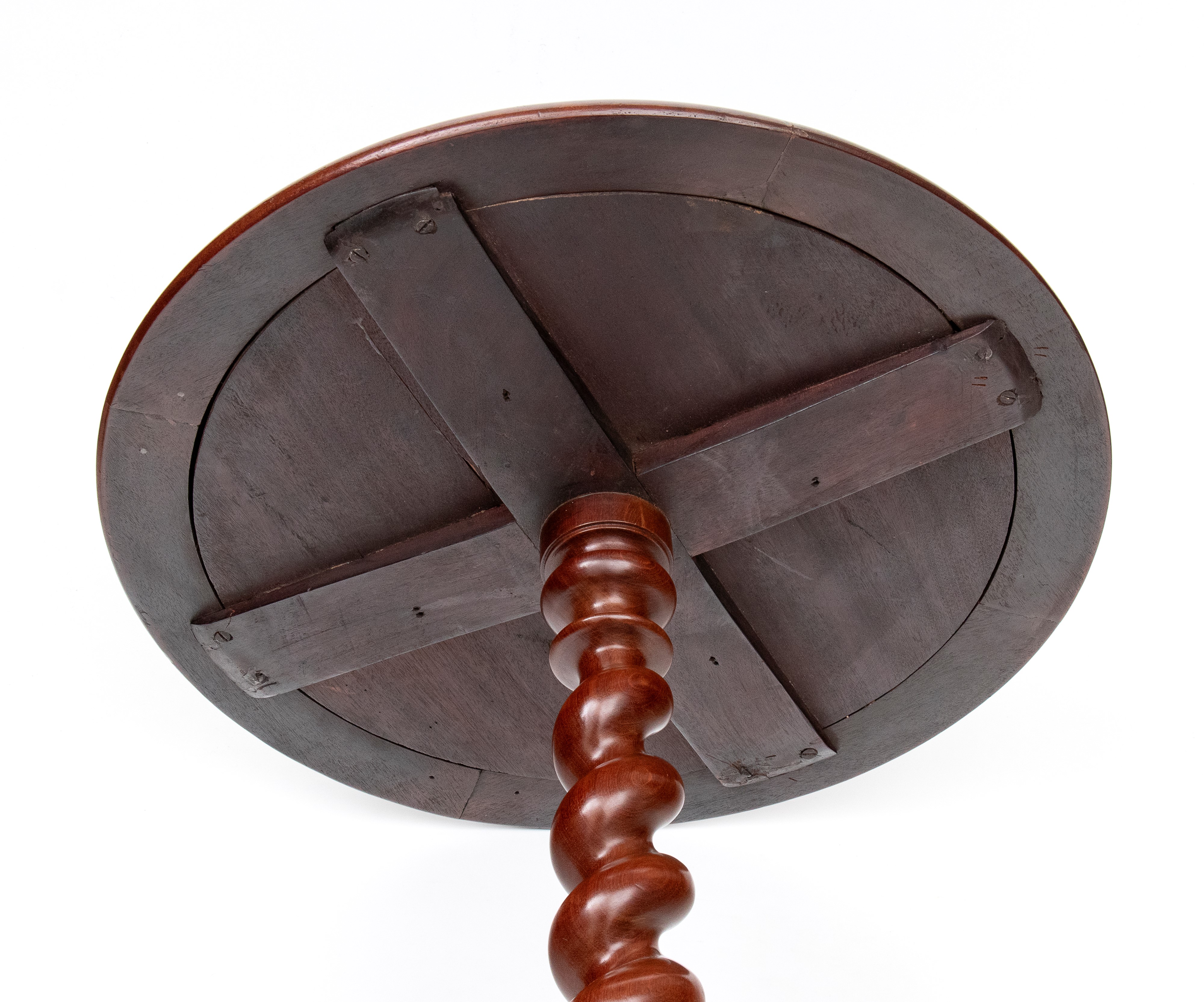 Tavolino con piano in ammoniti fossili