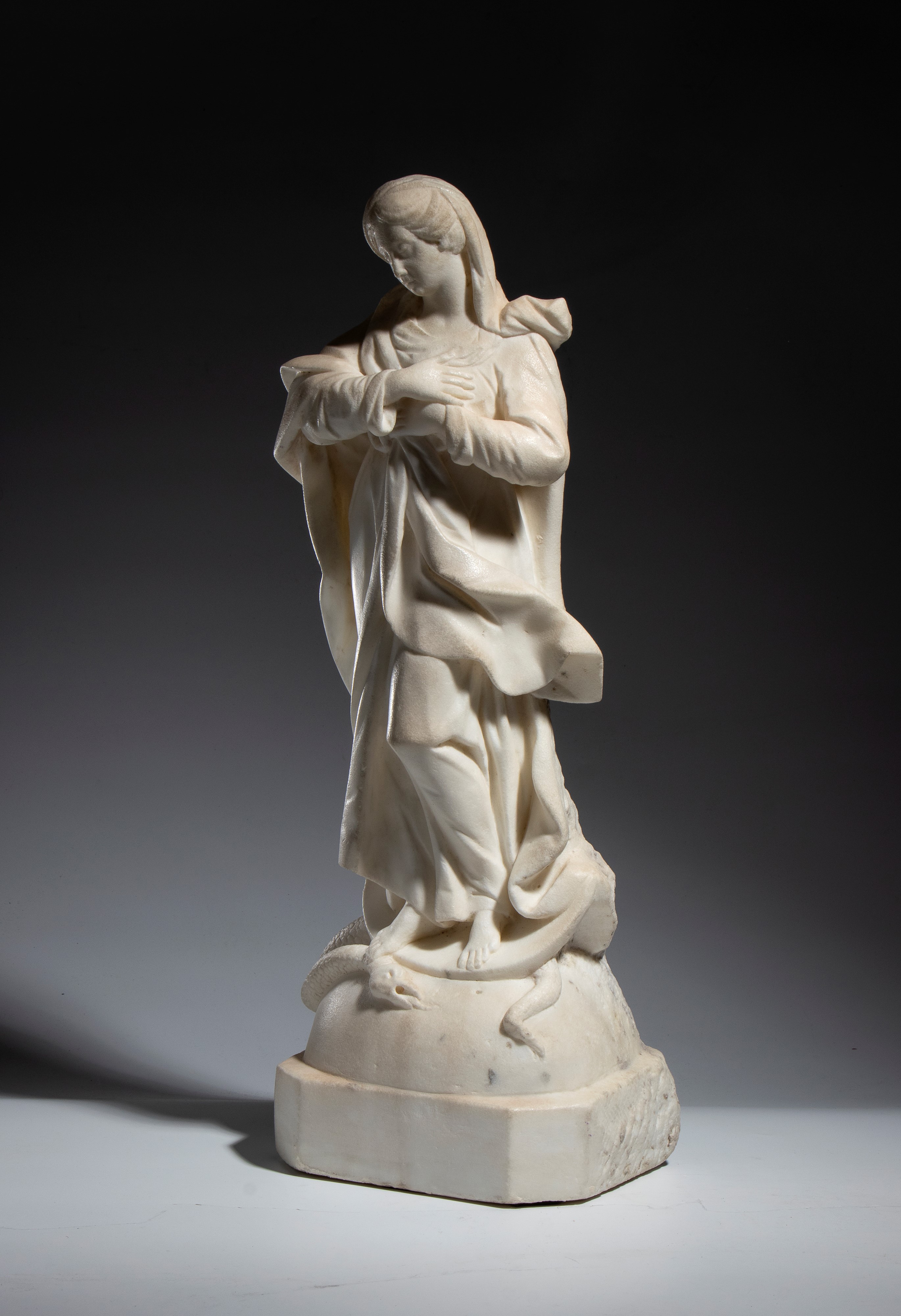 Scultura in marmo raffigurante l' Immacolata Concezione