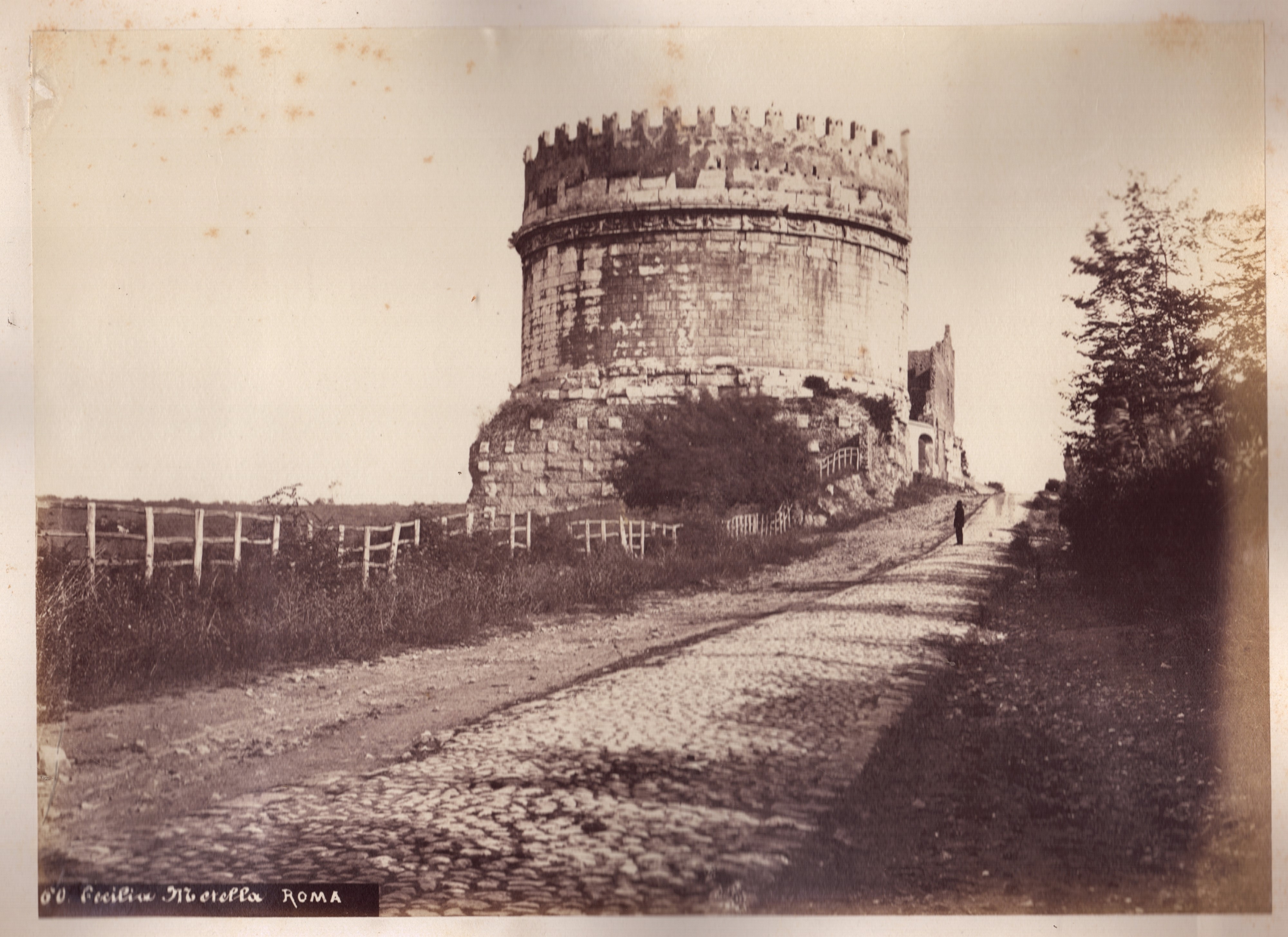 Roma, Veduta del Sepolcro di Cecilia Metella, Tempio di Venere, Arco di Costantino e Colosseo, fo...