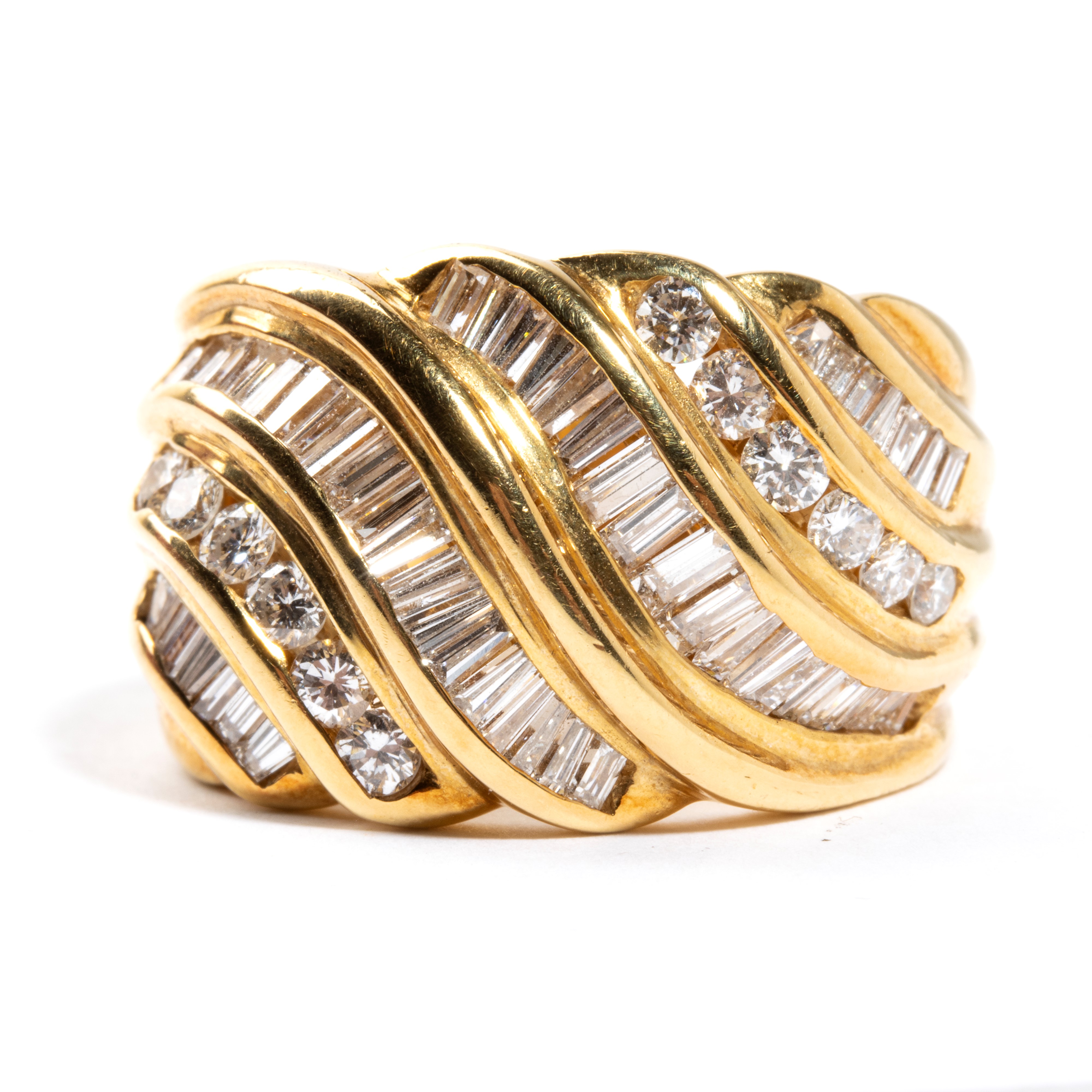 Anello a fascia in oro e diamanti