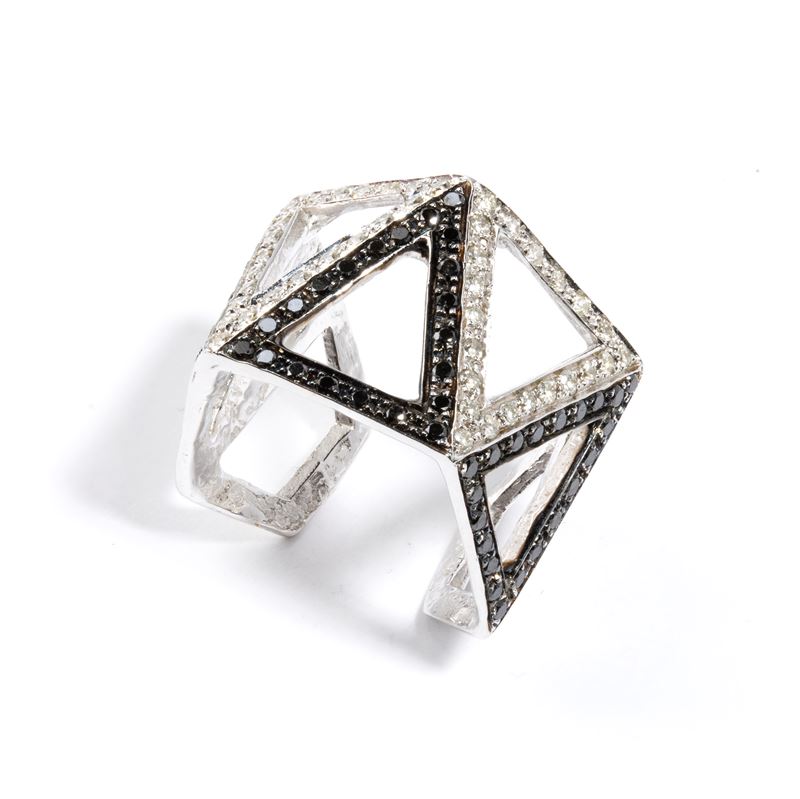 Anello geometrico in oro e diamanti