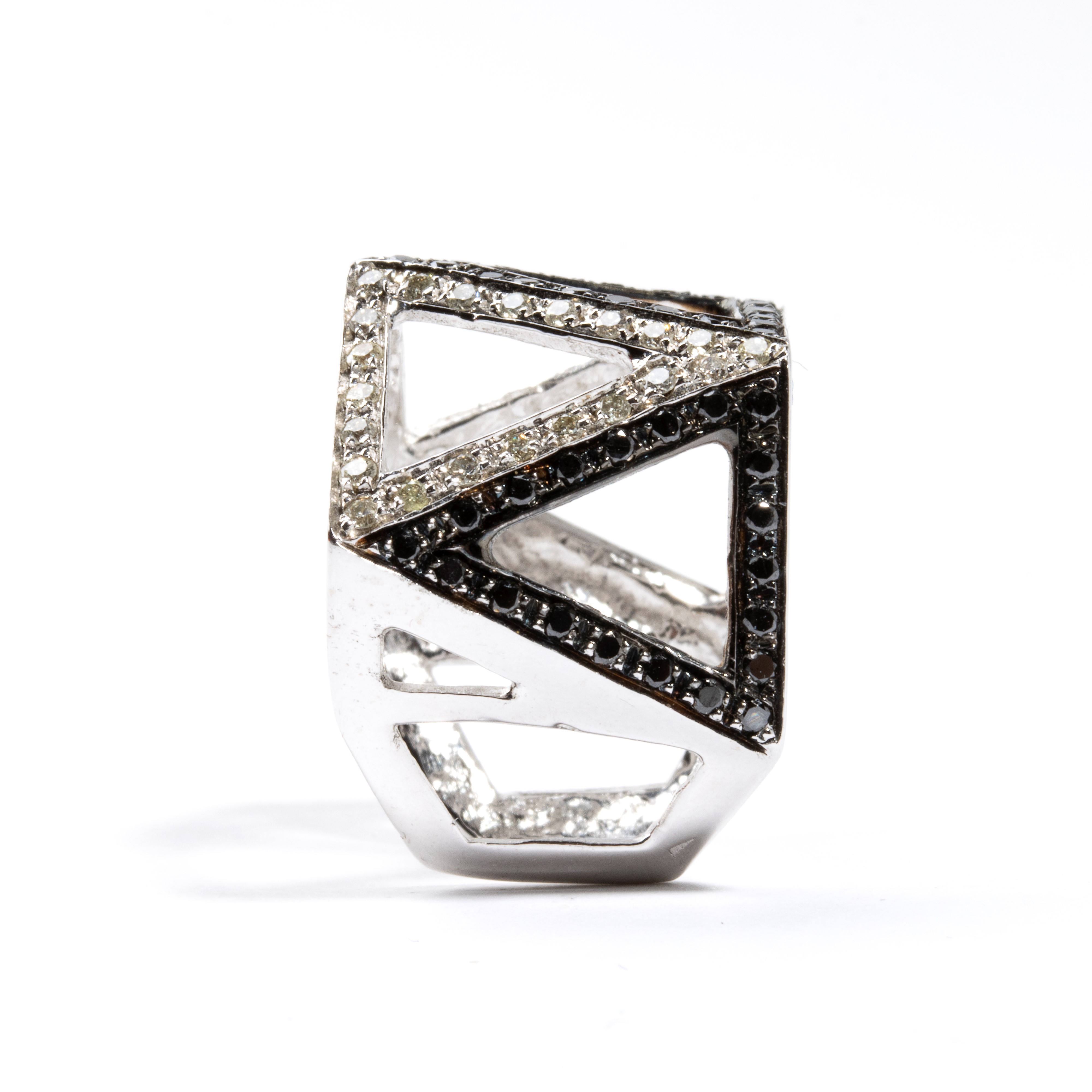 Anello geometrico in oro e diamanti