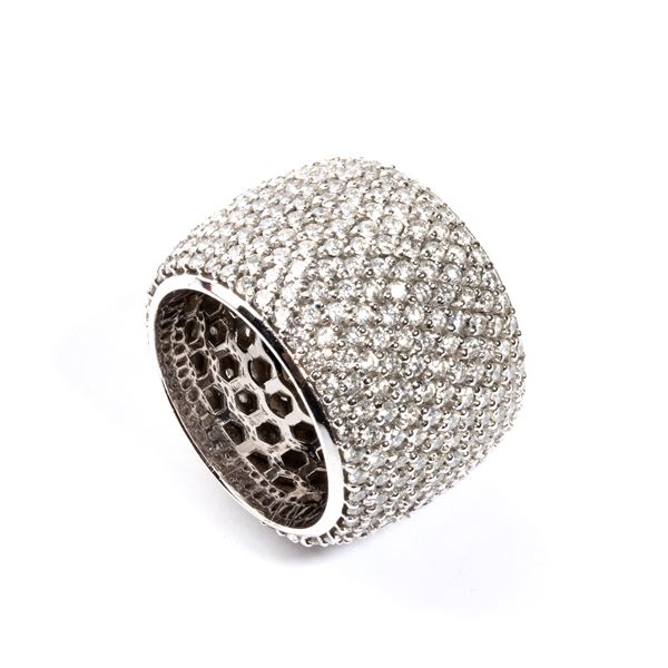 Diamond gold band ring