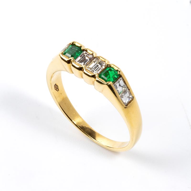 Anello in oro con smeraldi e diamanti