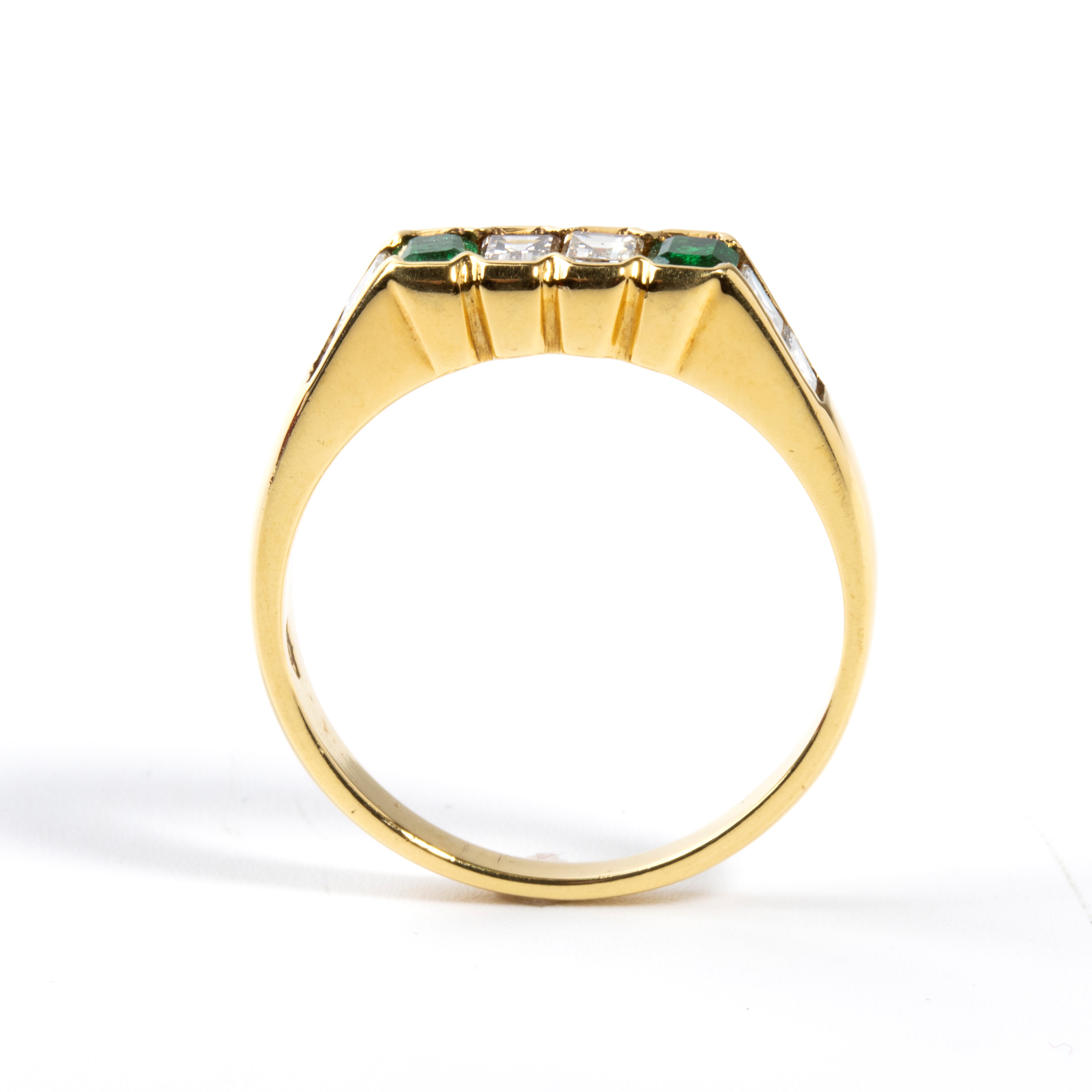 Anello in oro con smeraldi e diamanti