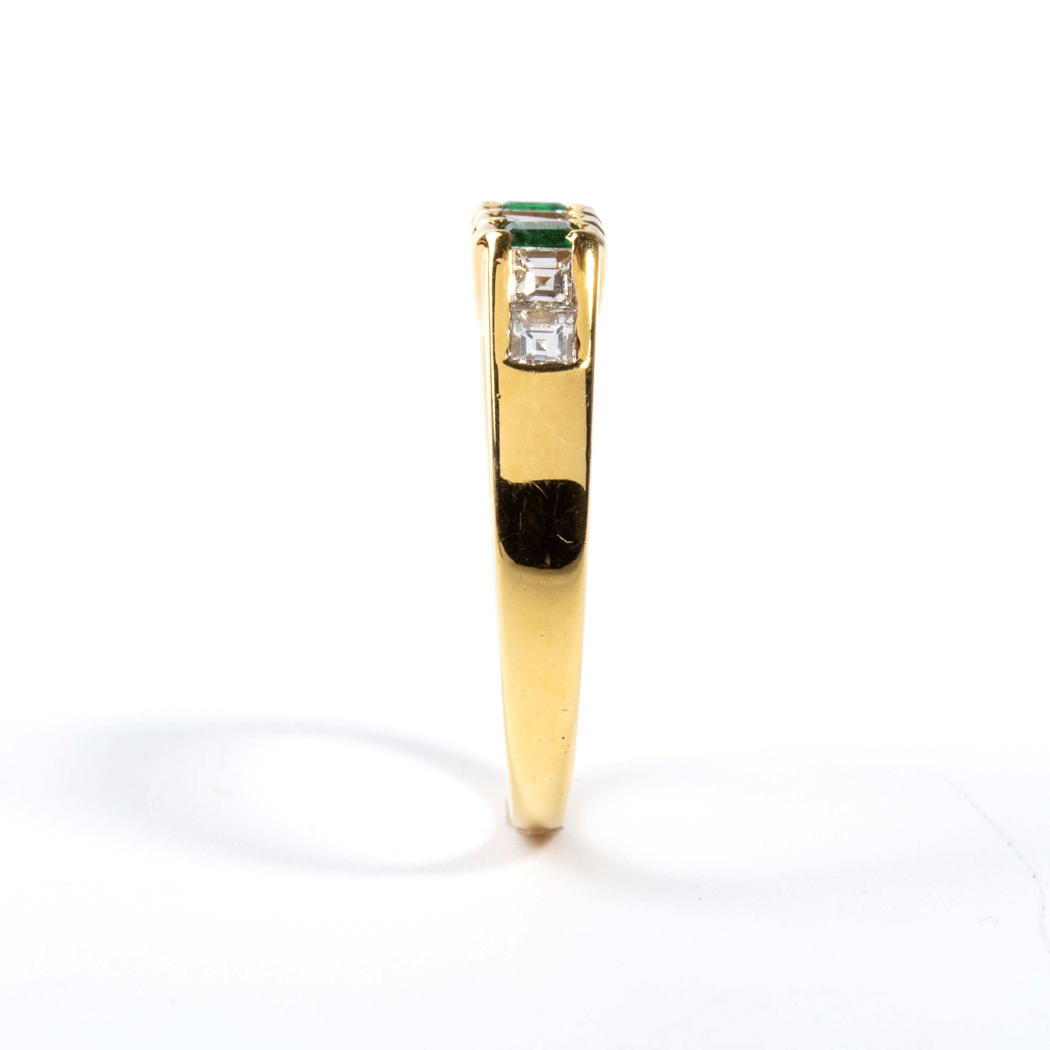 Anello in oro con smeraldi e diamanti