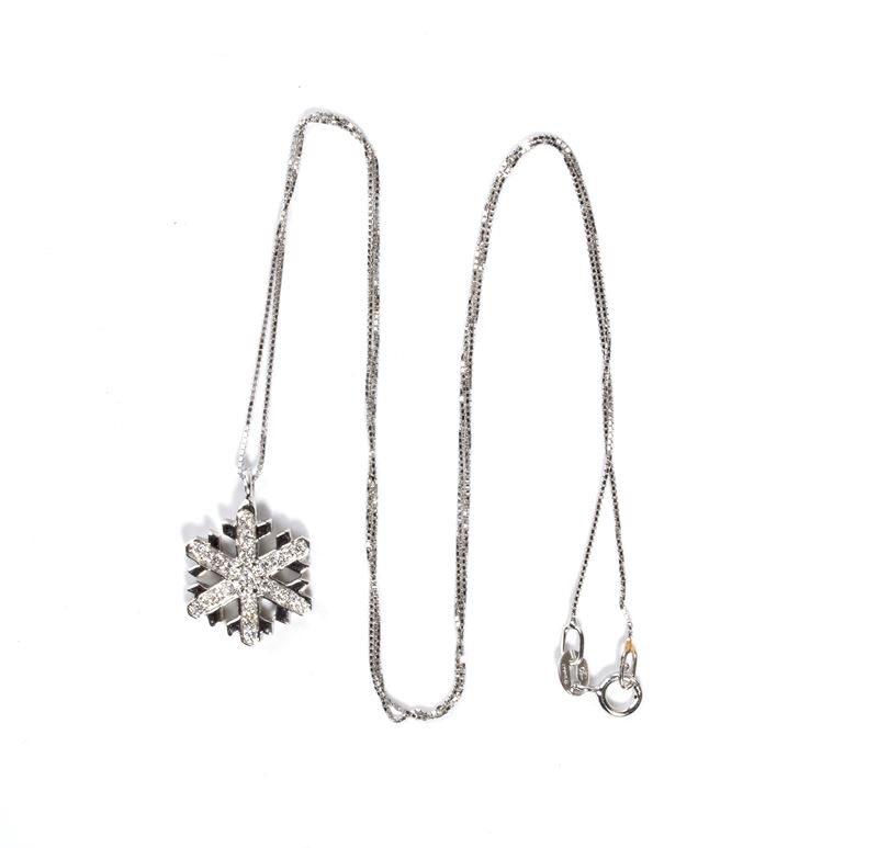 Girocollo in oro bianco 18k con pendente a cristallo di neve e diamanti, 0,22 ct circa