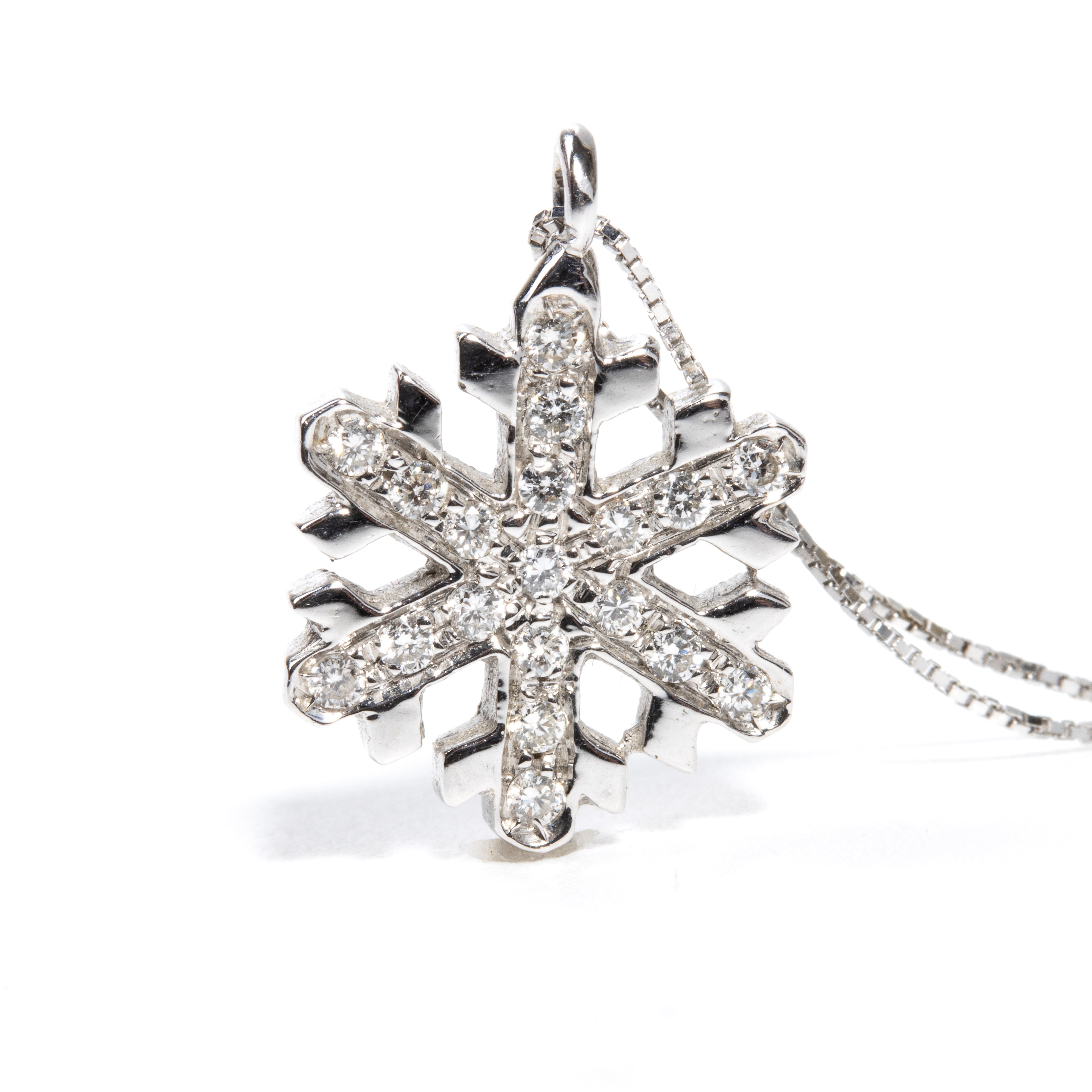 Girocollo in oro bianco 18k con pendente a cristallo di neve e diamanti, 0,22 ct circa