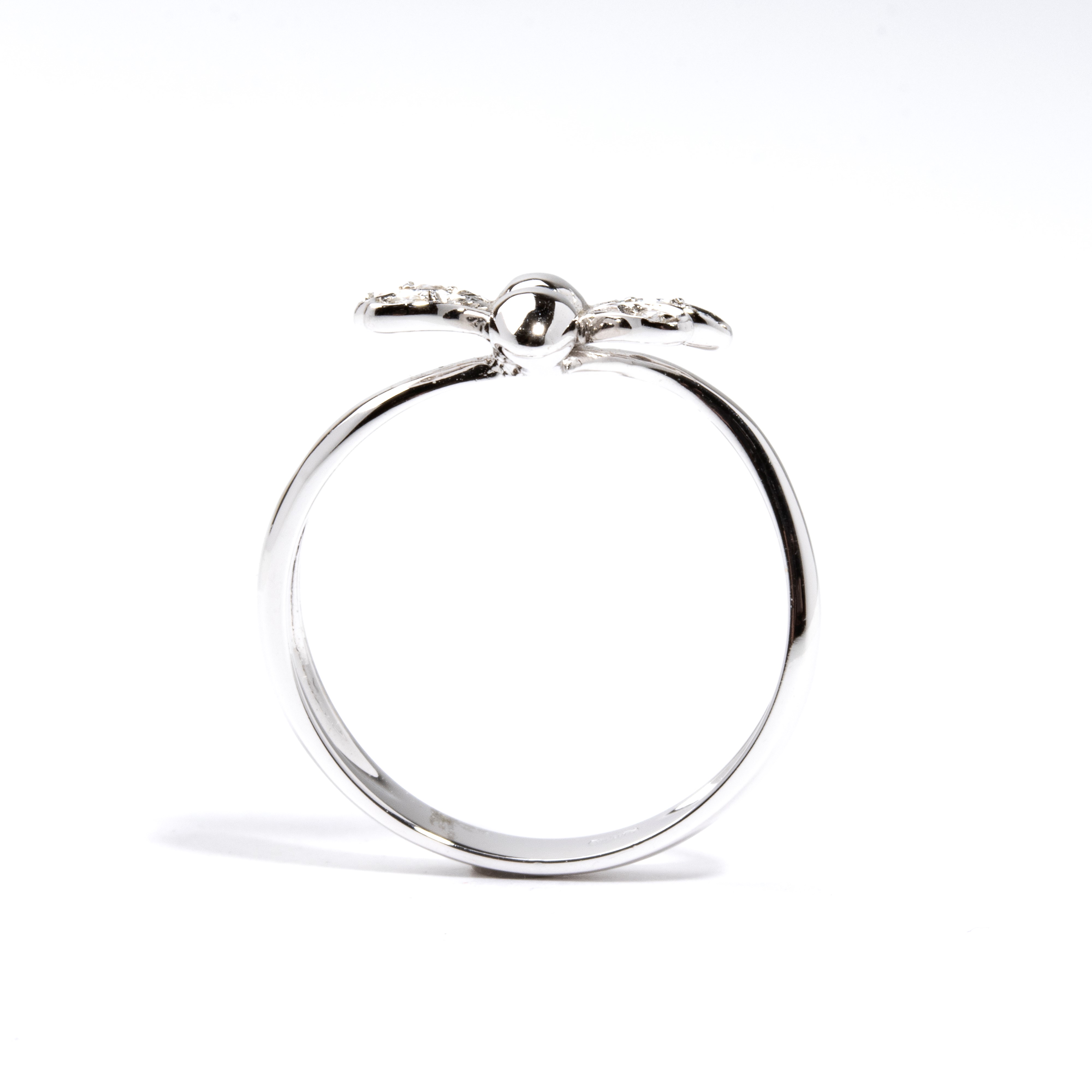 Anello in oro bianco 18k con diamanti (insetto)