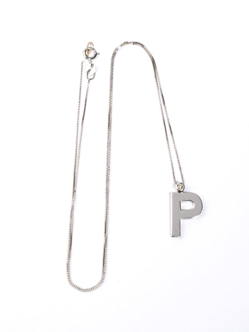 Girocollo in oro bianco 18k con pendente a forma di lettera P e diamante