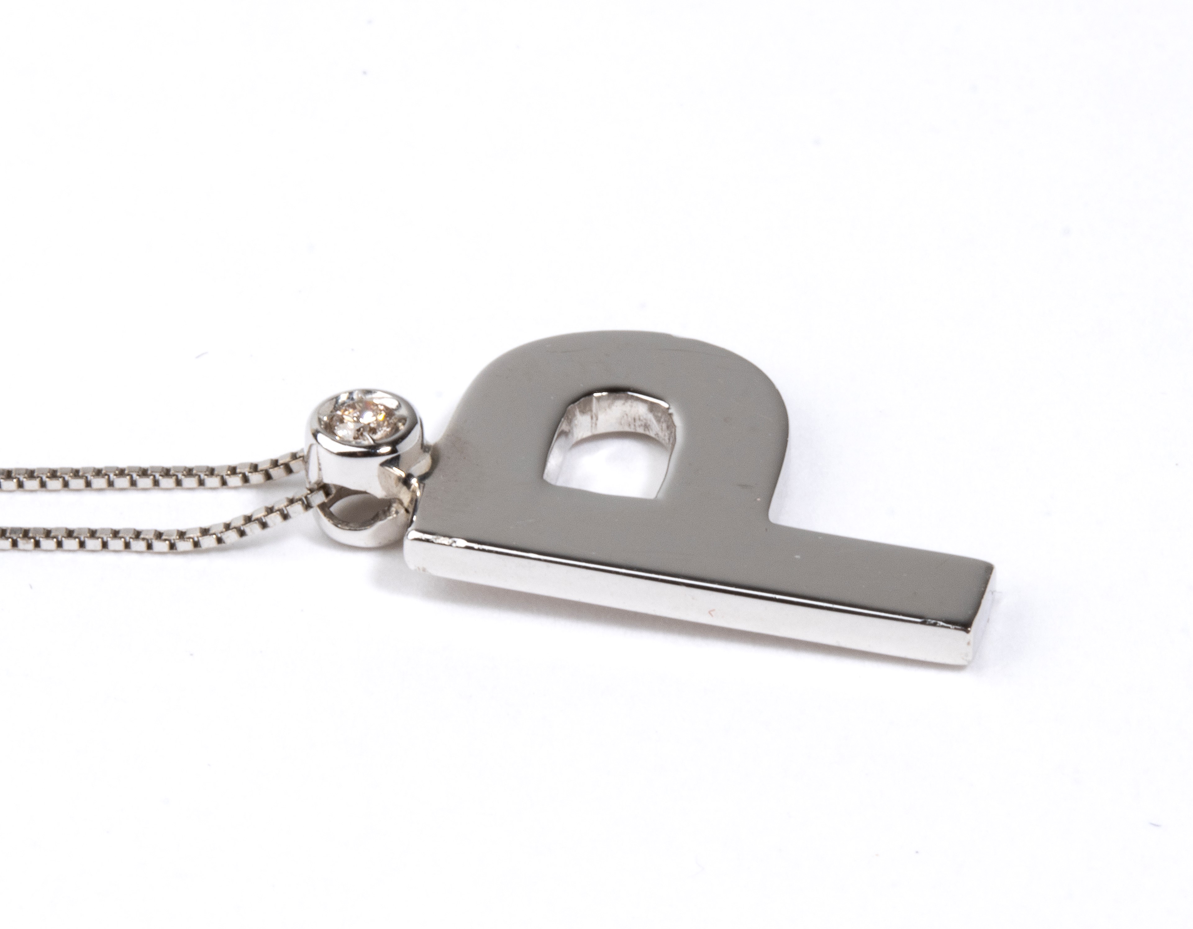 Girocollo in oro bianco 18k con pendente a forma di lettera P e diamante