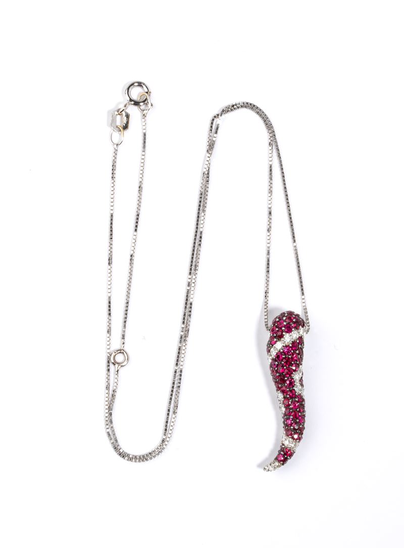 Girocollo con pendente in oro con diamanti e rubini