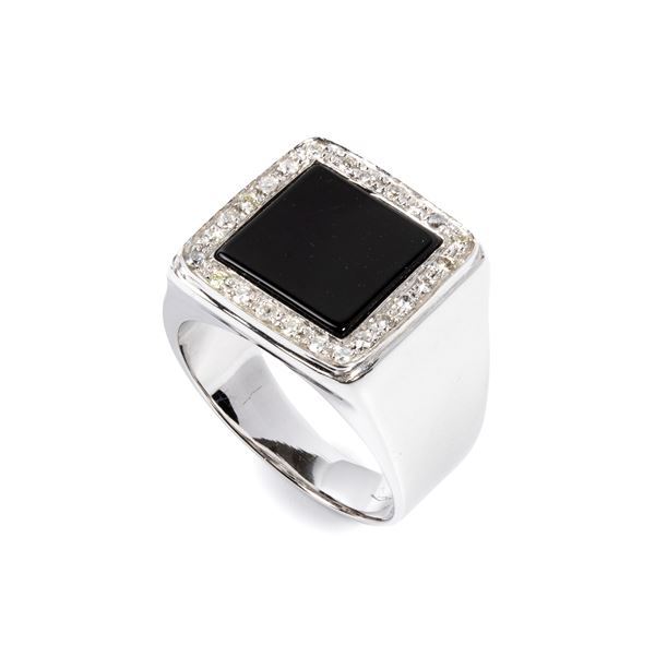 Diamond ony gold ring