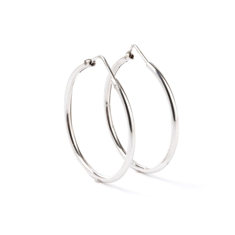 Orecchini in oro bianco 18K, punzonati “750 – 707 VI”