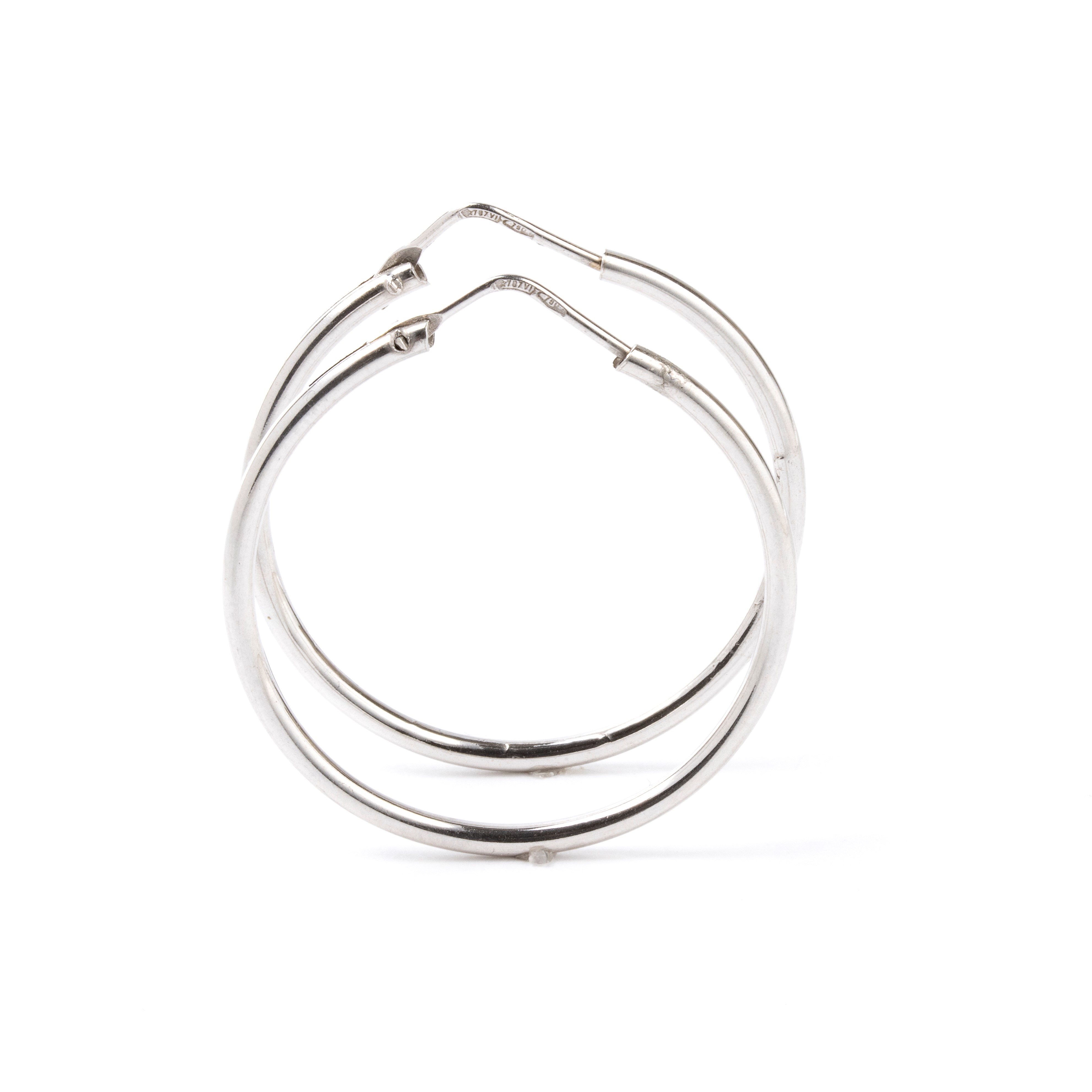 Orecchini in oro bianco 18K, punzonati “750 – 707 VI”