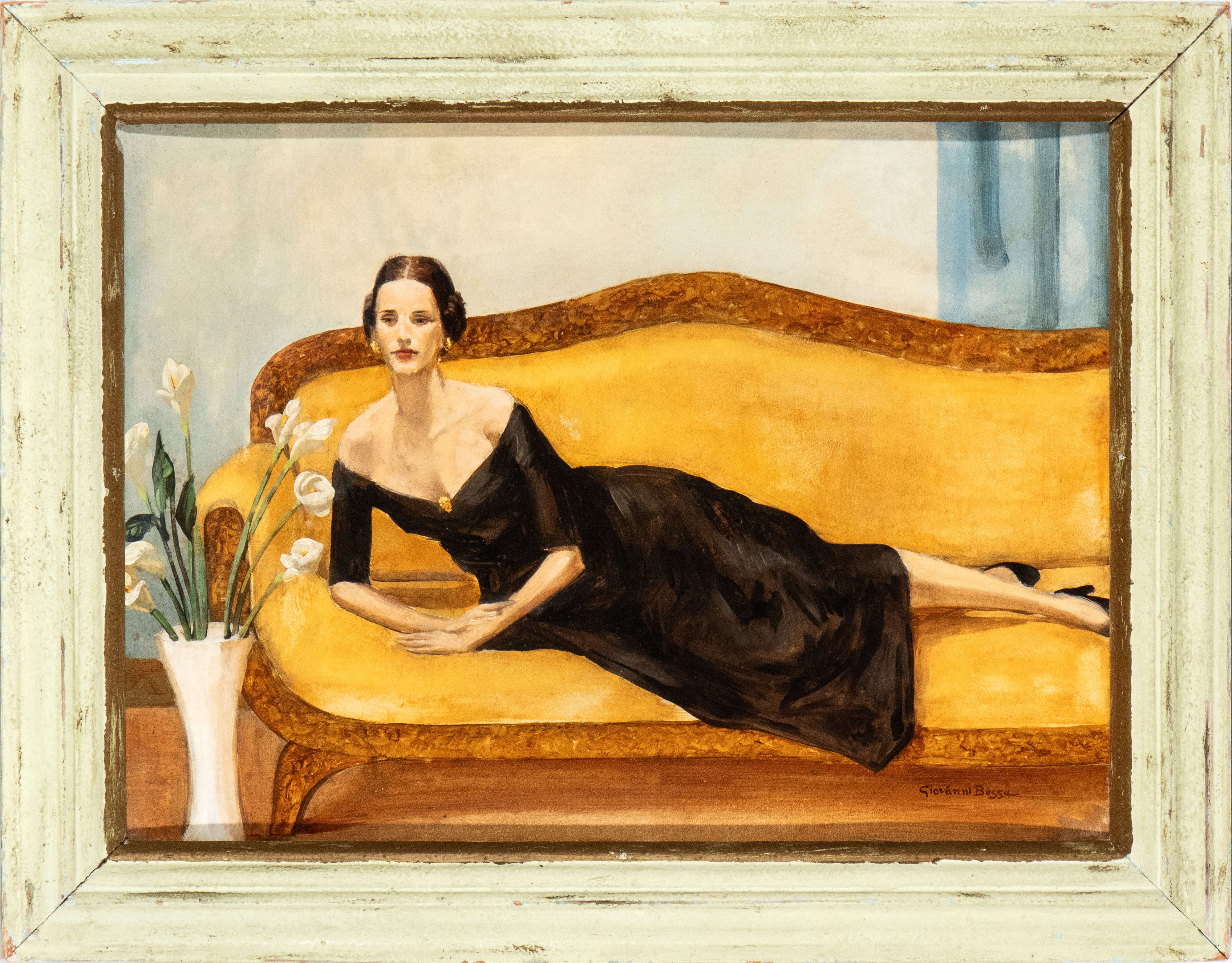 Donna reclinata in abito elegante