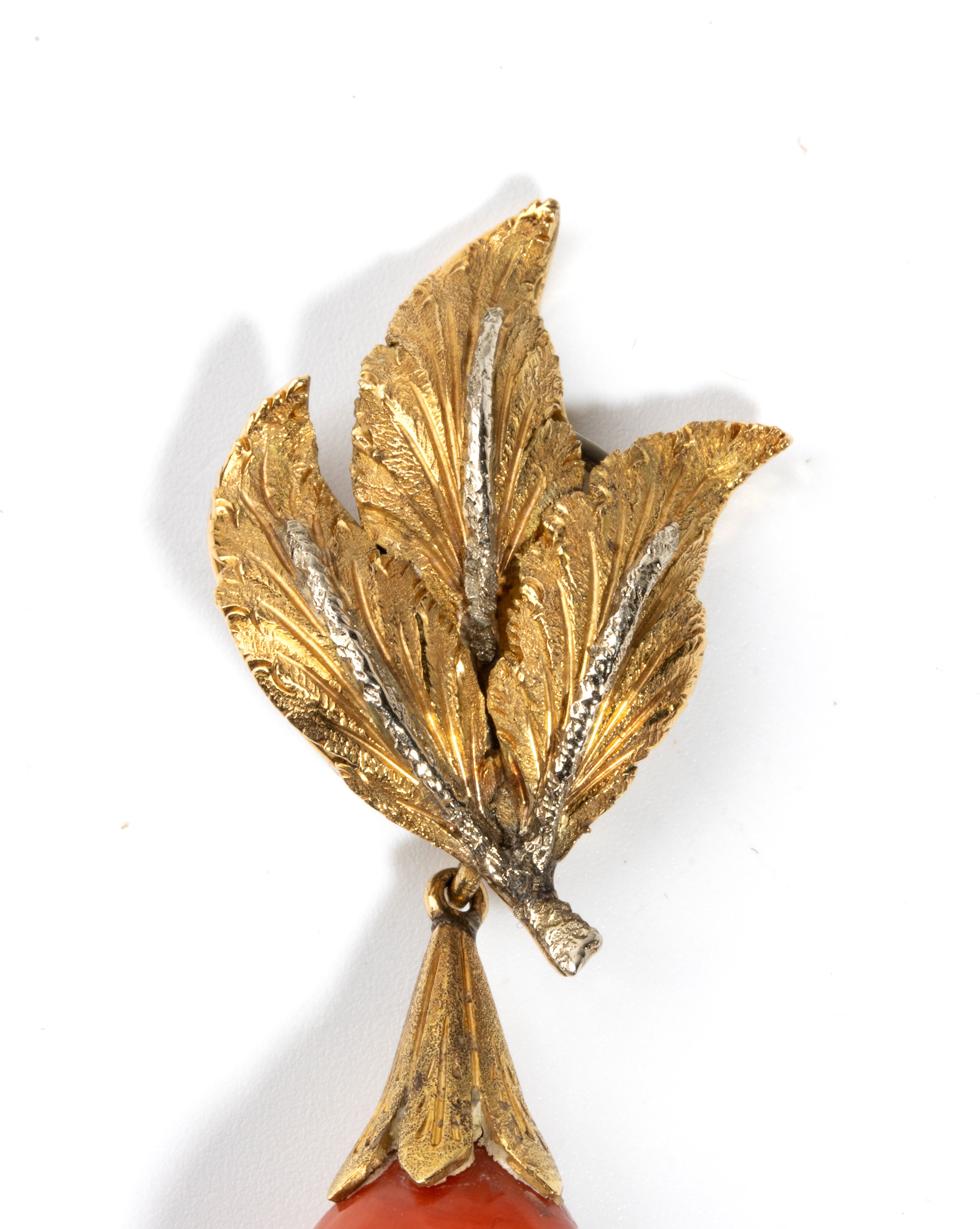 PAIO DI ORECCHINI IN ORO E CORALLO CERASUOLO