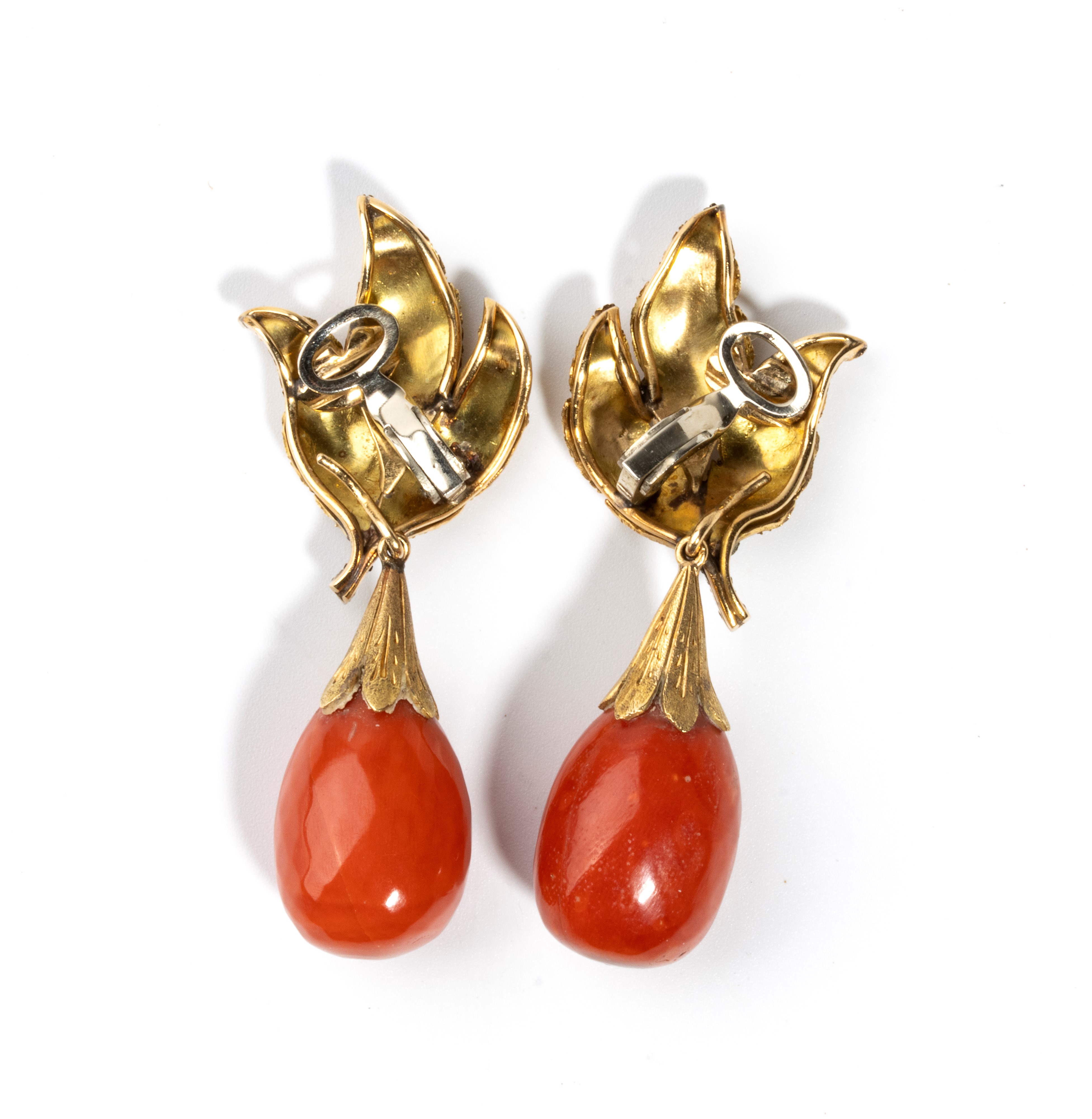 PAIO DI ORECCHINI IN ORO E CORALLO CERASUOLO