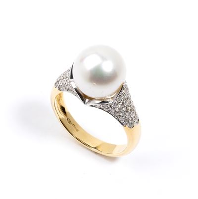 Anello in oro 18k con perla australiana e pavé di diamanti