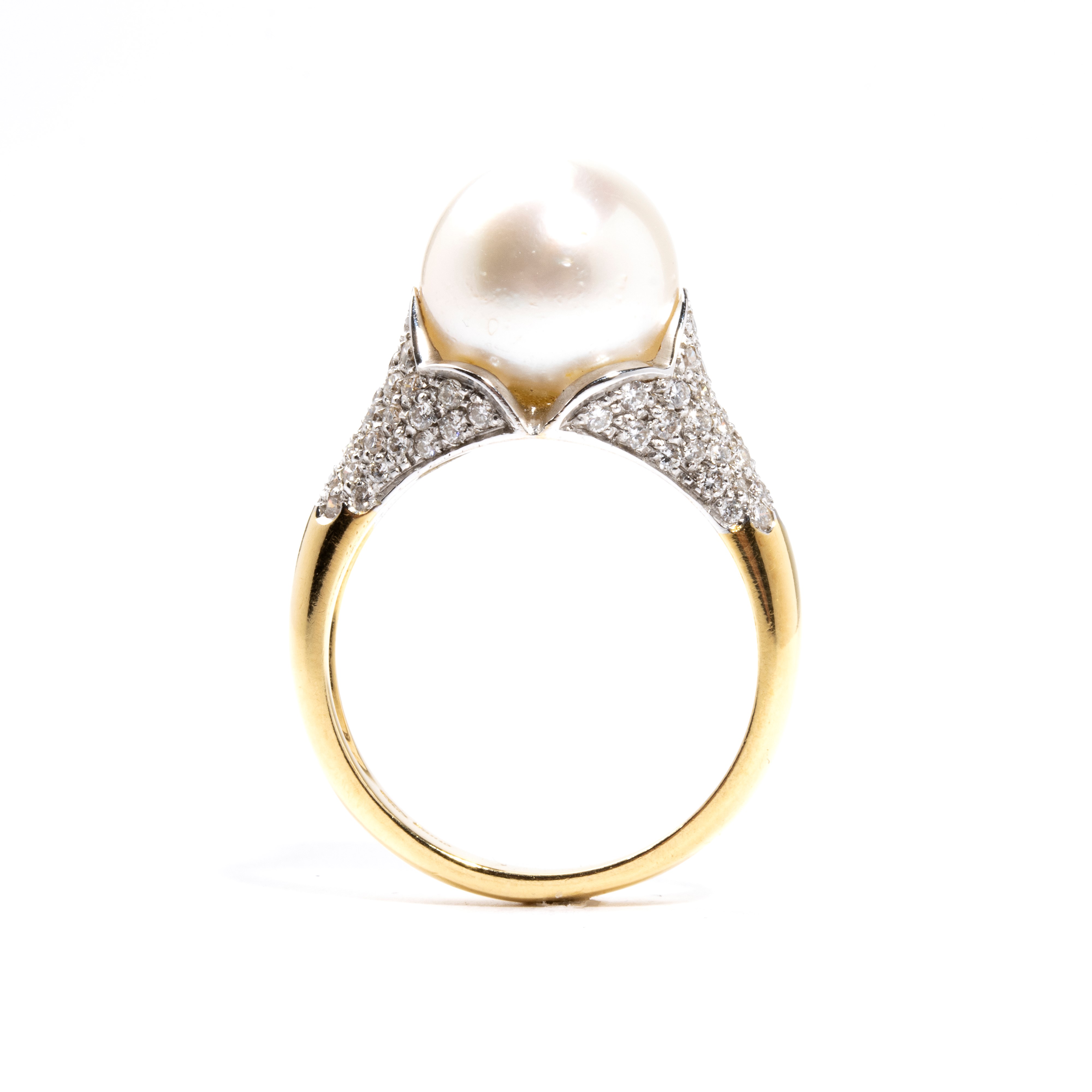 Anello in oro 18k con perla australiana e pavé di diamanti