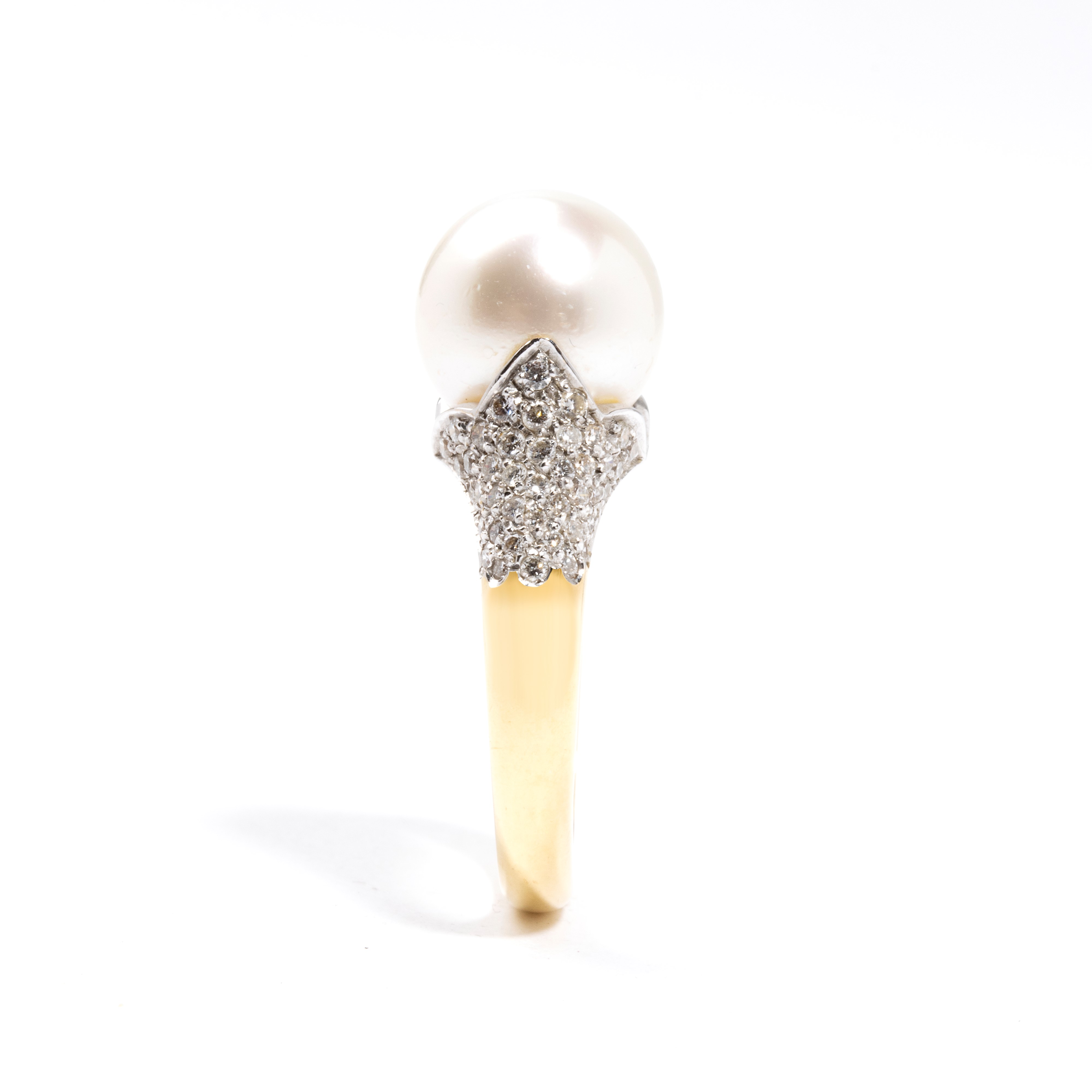 Anello in oro 18k con perla australiana e pavé di diamanti