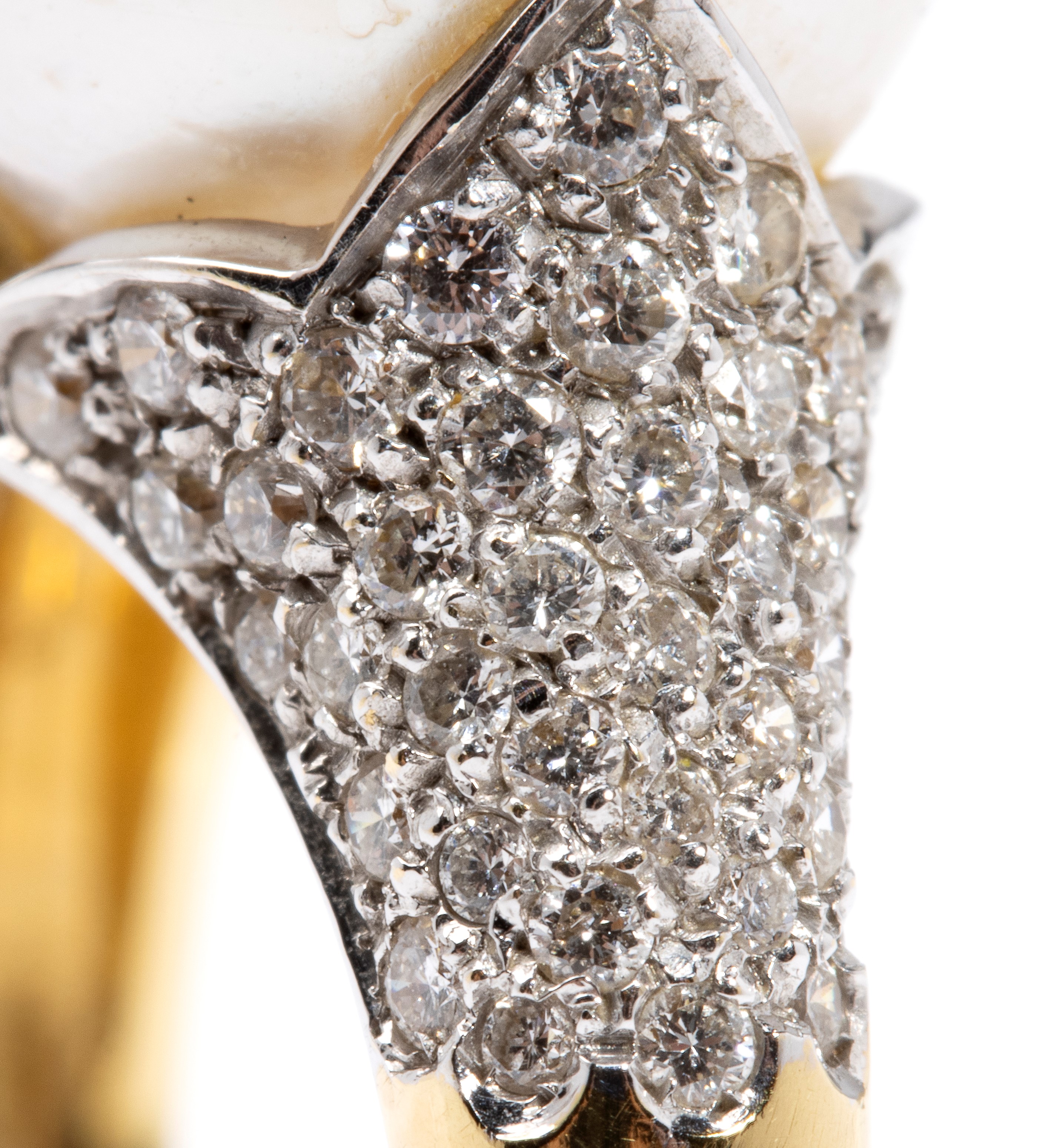 Anello in oro 18k con perla australiana e pavé di diamanti