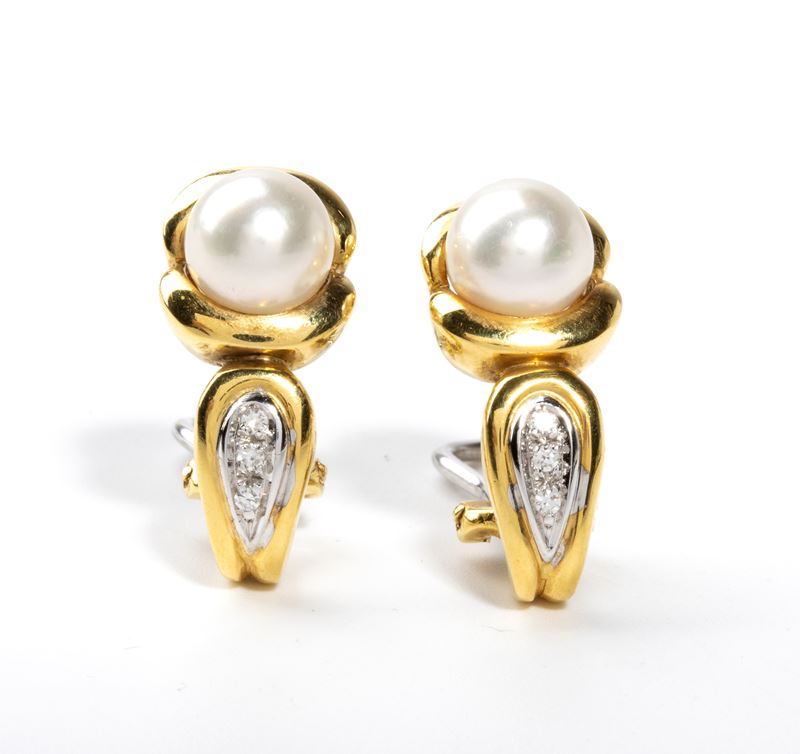 Orecchini, oro giallo 18k con perle coltivate d’acqua salata e diamanti round “huit-huit”