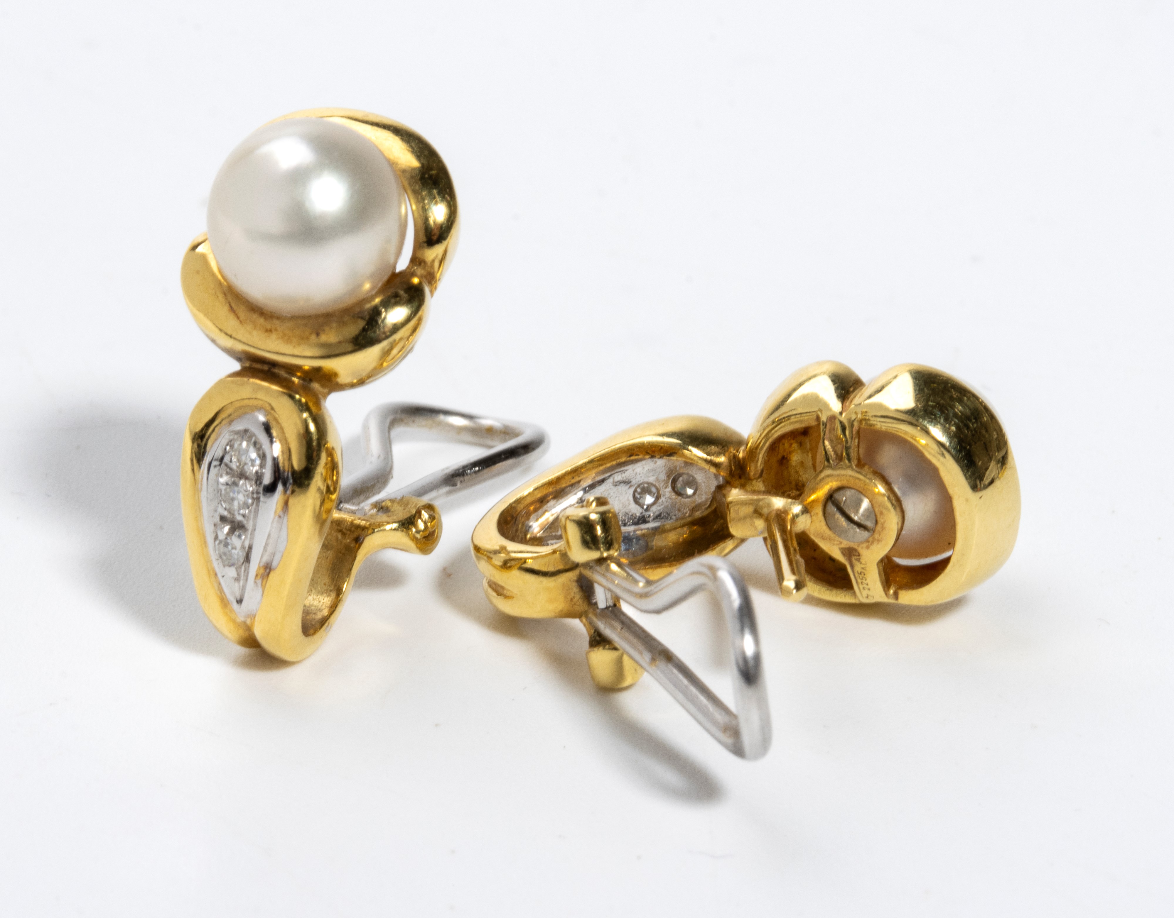Orecchini, oro giallo 18k con perle coltivate d’acqua salata e diamanti round “huit-huit”