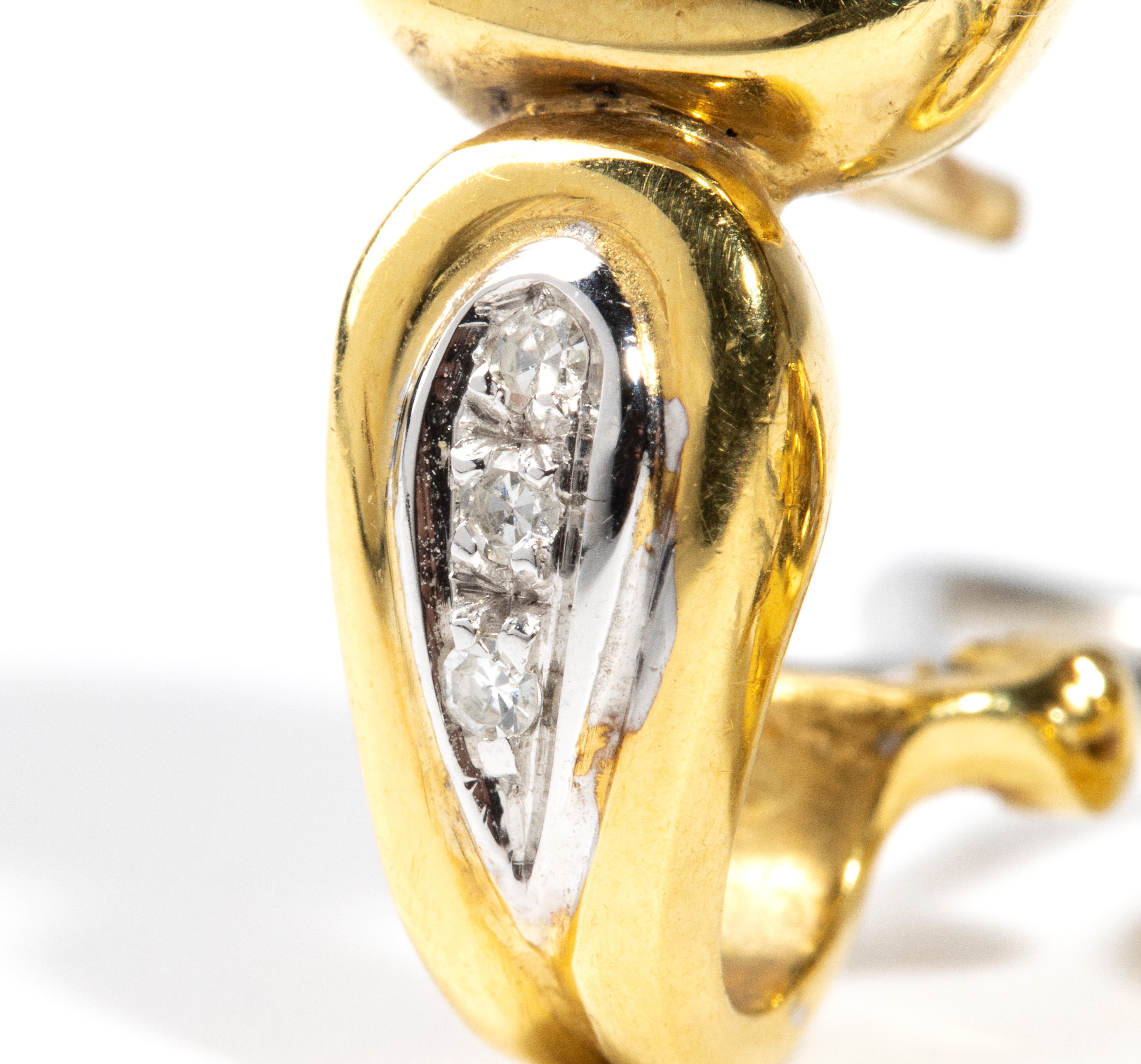 Orecchini, oro giallo 18k con perle coltivate d’acqua salata e diamanti round “huit-huit”
