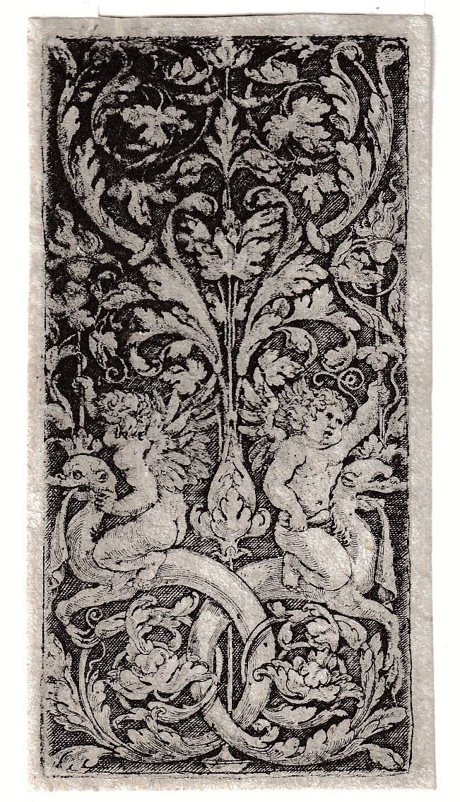 Ornamento con due amorini che cavalcano dei delfini