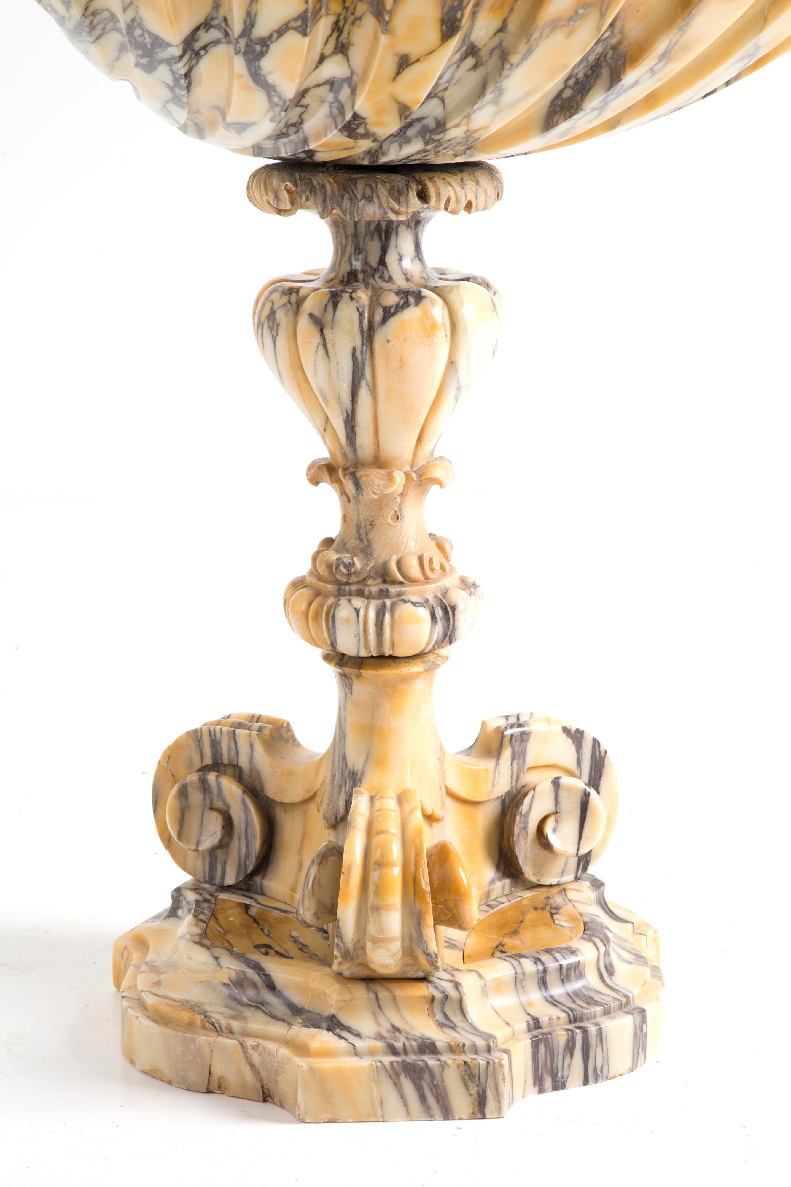 Coppia di vasche in marmo giallo venato con sculture in bronzo, XIX secolo