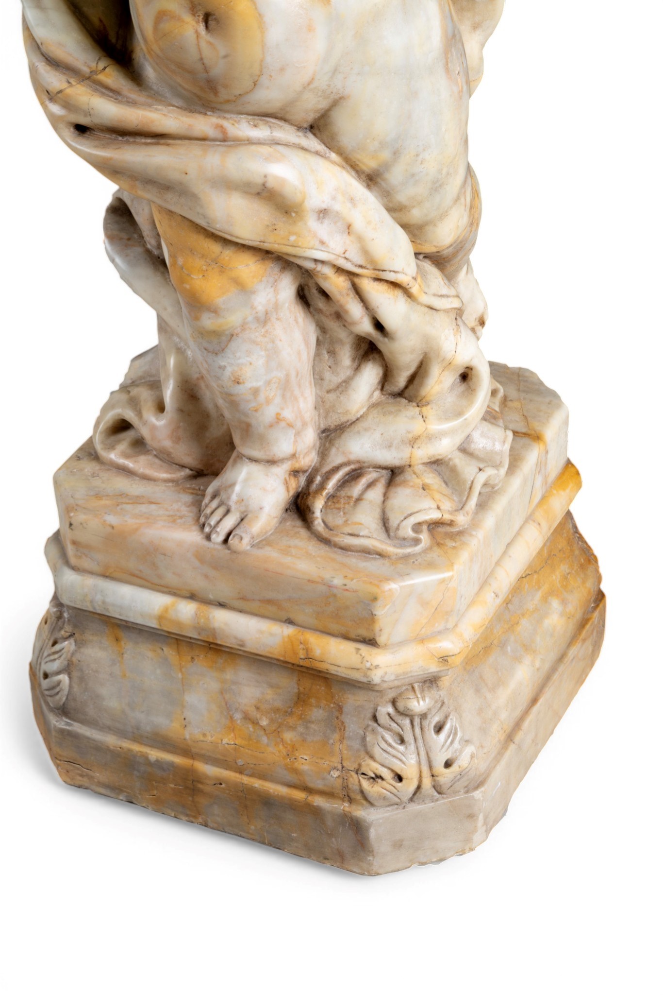 Vasca sorretta da putto, marmo giallo Verona, fine XIX secolo