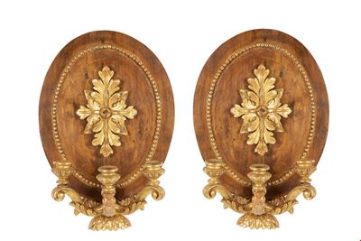 Coppia di applique a tre luci, legno scolpito e parzialmente dorato, XIX secolo