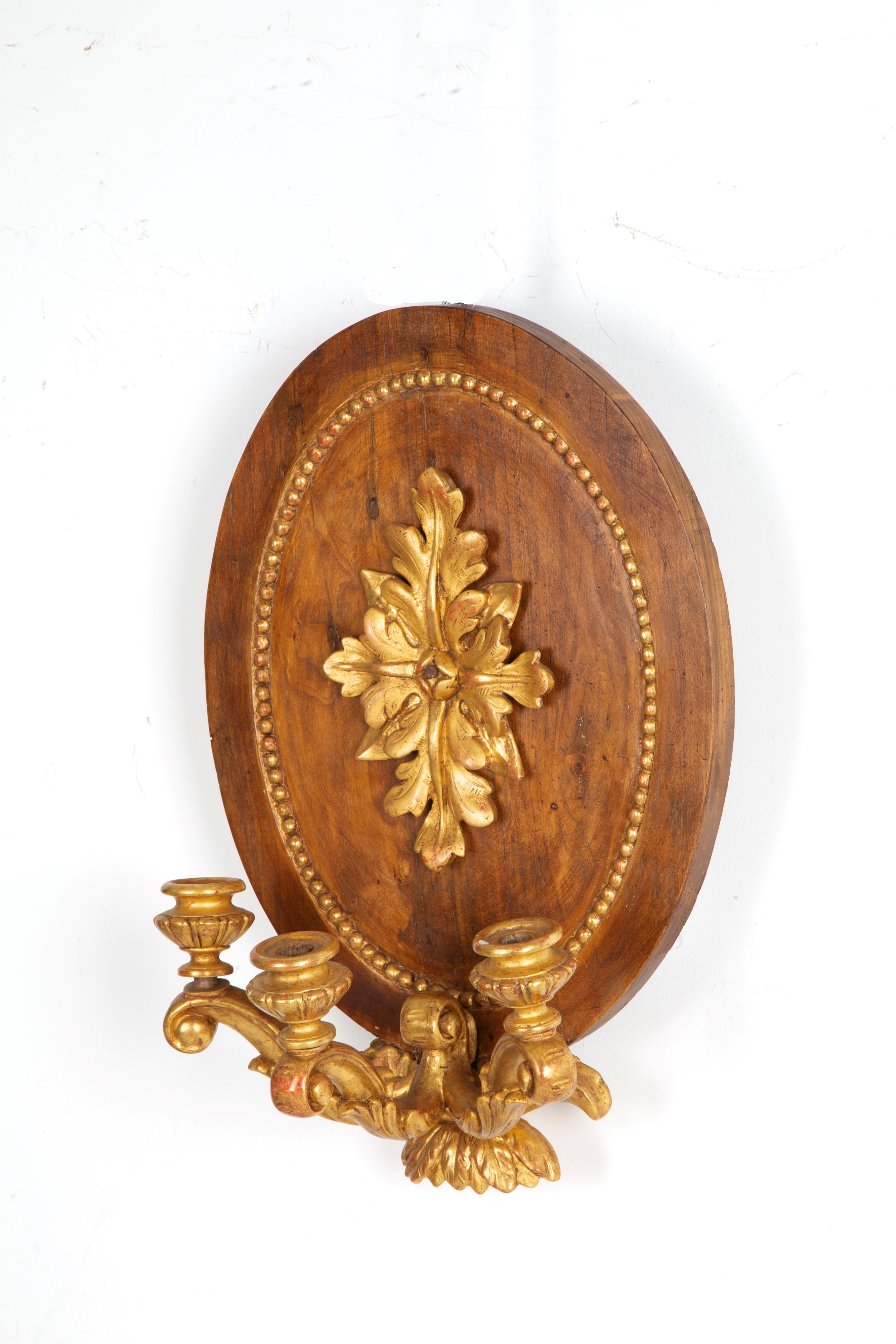 Coppia di applique a tre luci, legno scolpito e parzialmente dorato, XIX secolo