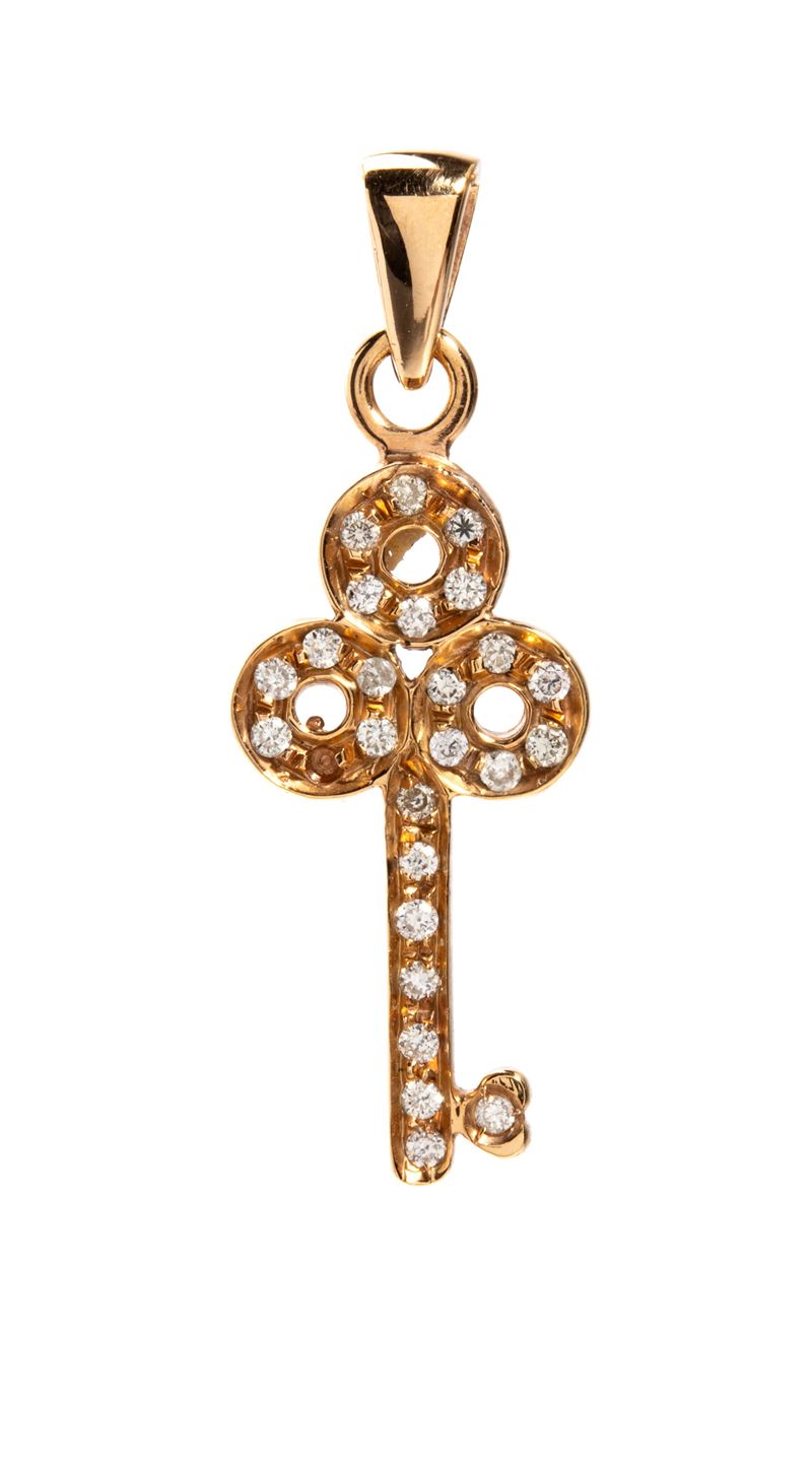 Pendente in oro giallo 18k con chiave in pavé di diamanti