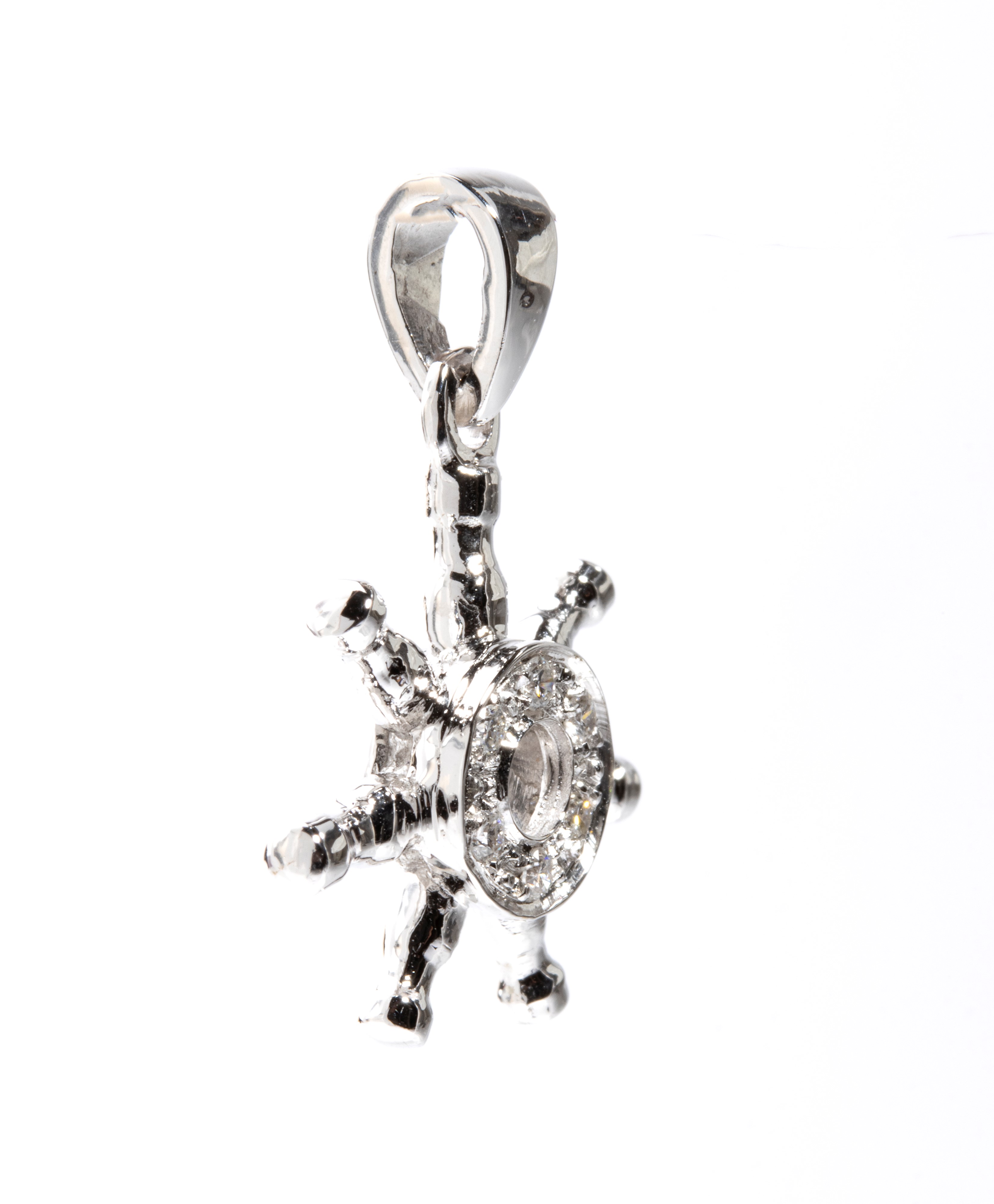 In oro bianco 18k, pendente a forma di timone con pavé di diamanti