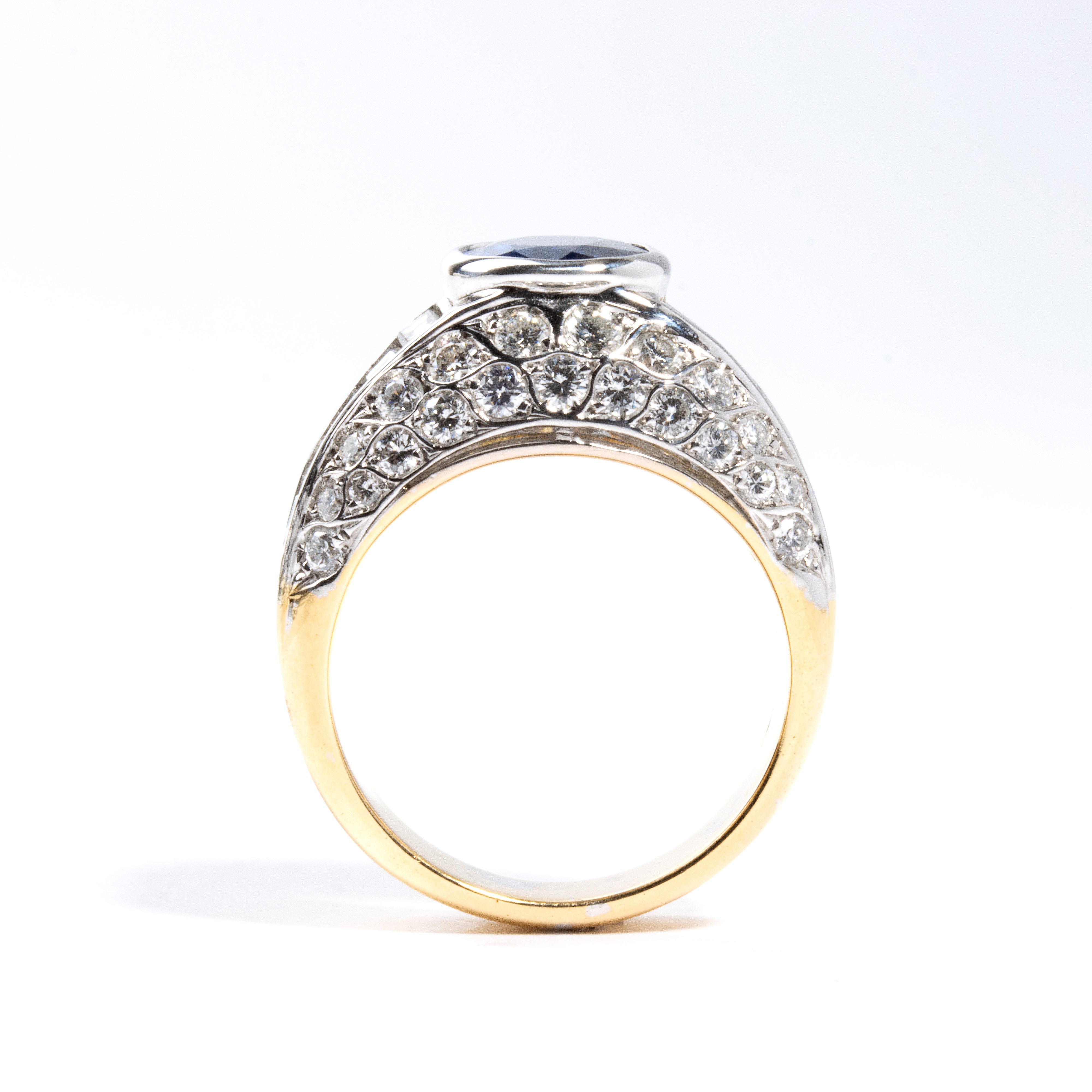 Anello a fascia in oro con zaffiro e diamanti