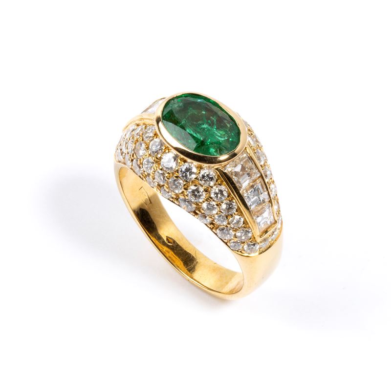 Anello in oro con smeraldo e diamanti