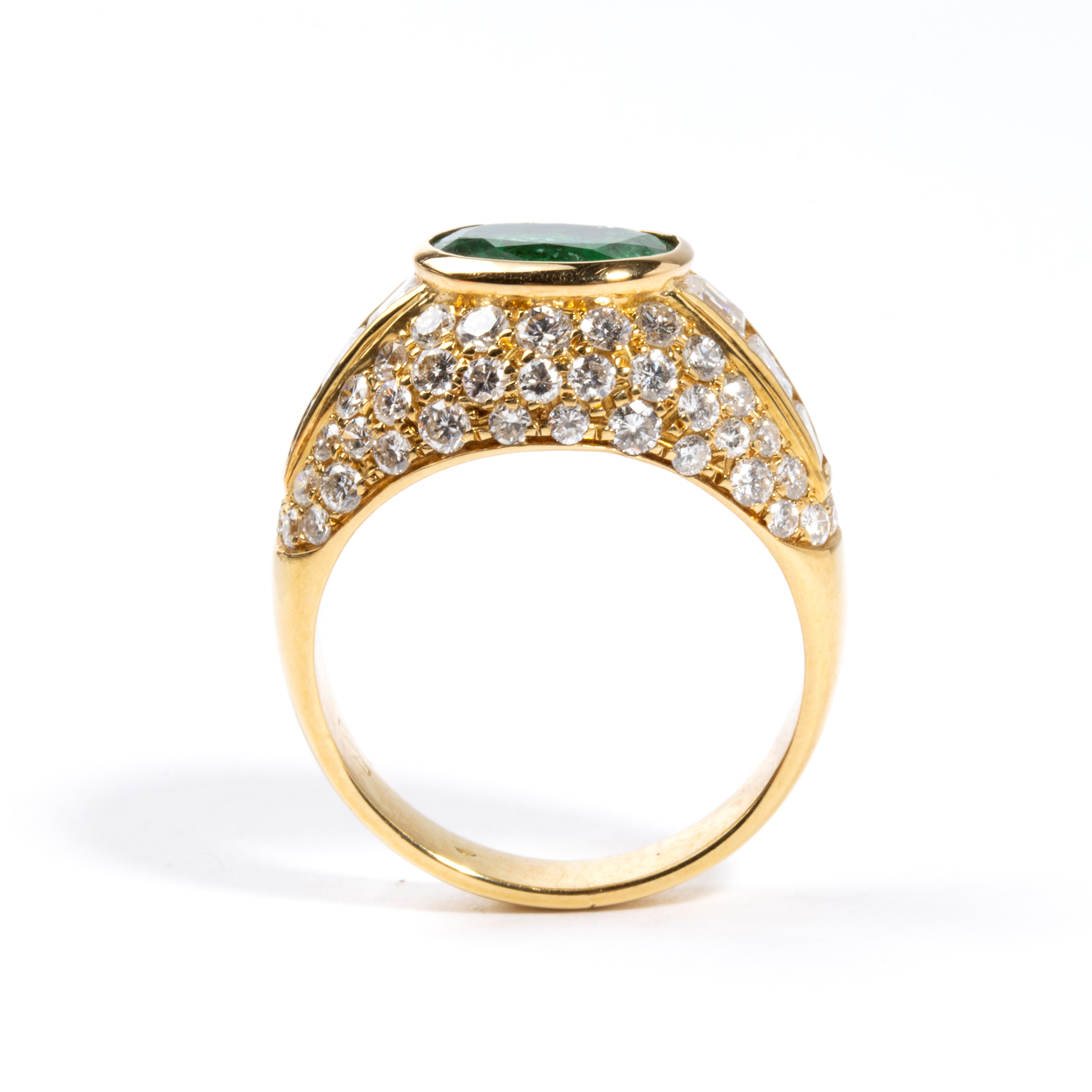 Anello in oro con smeraldo e diamanti