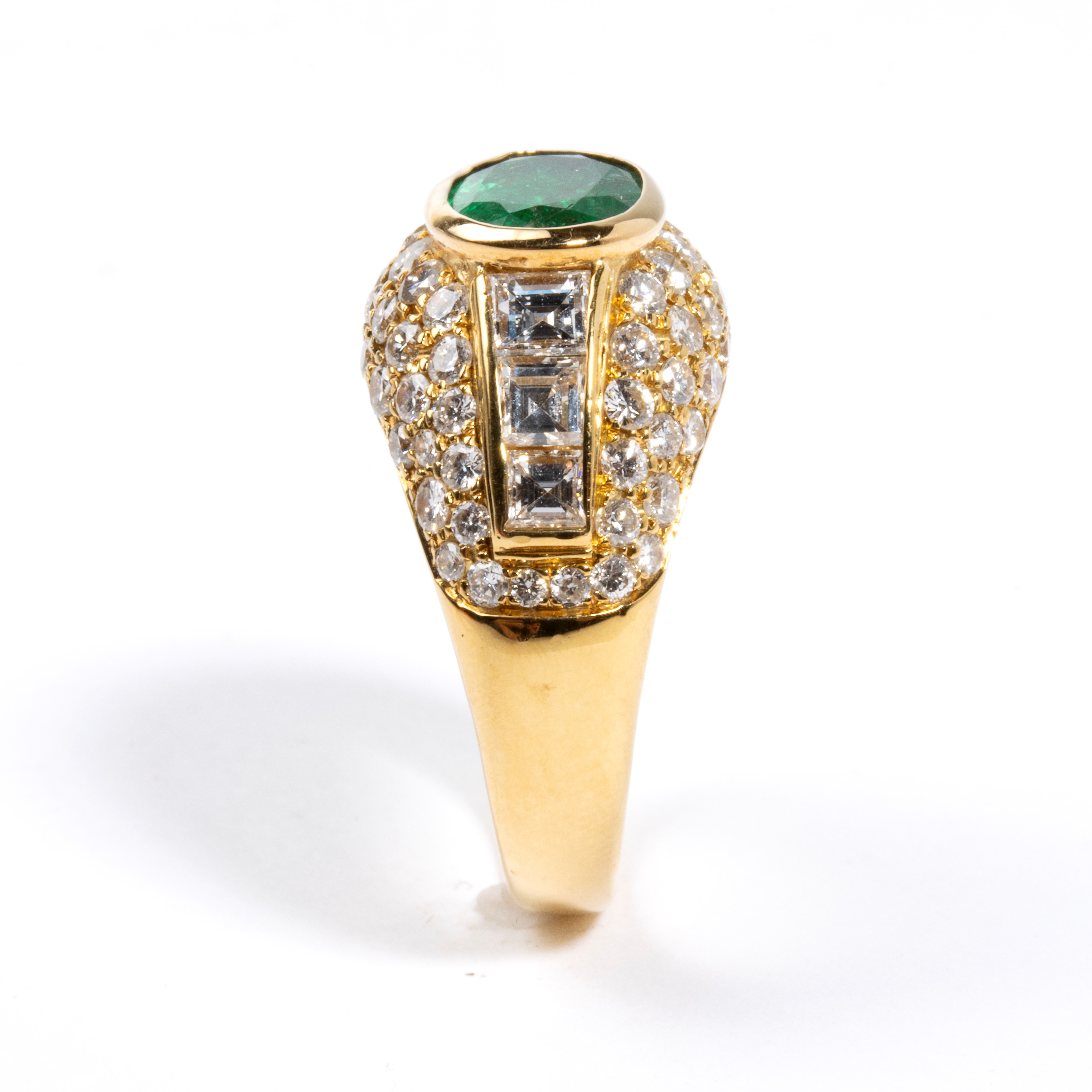 Anello in oro con smeraldo e diamanti