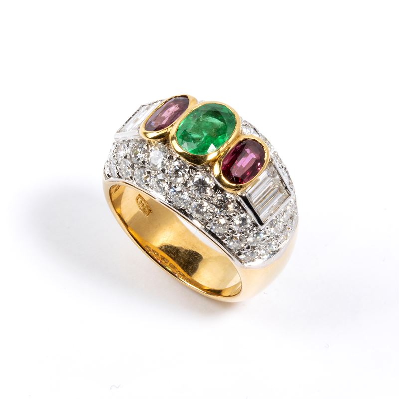 Anello in oro con diamanti, smeraldo e rubini