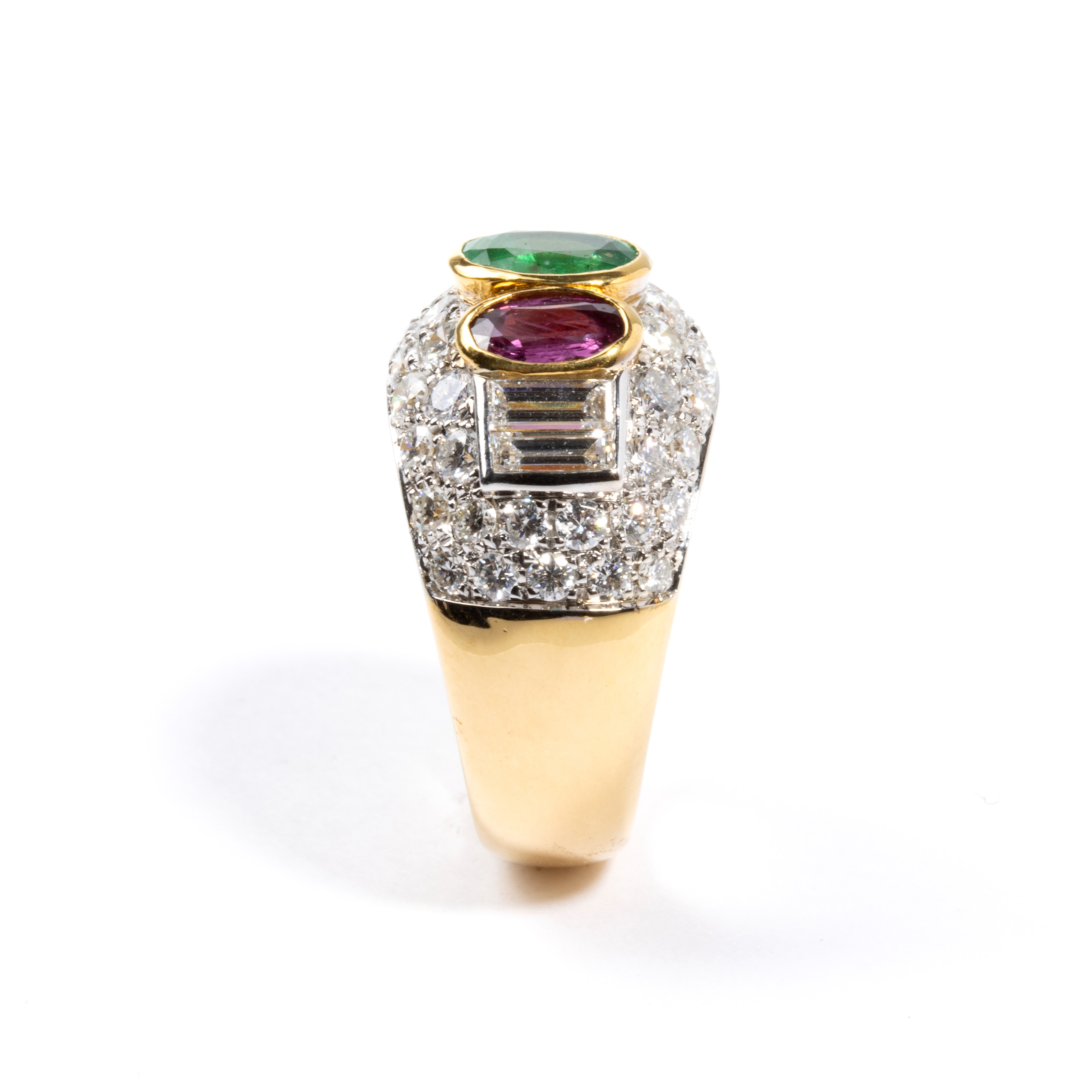 Anello in oro con diamanti, smeraldo e rubini