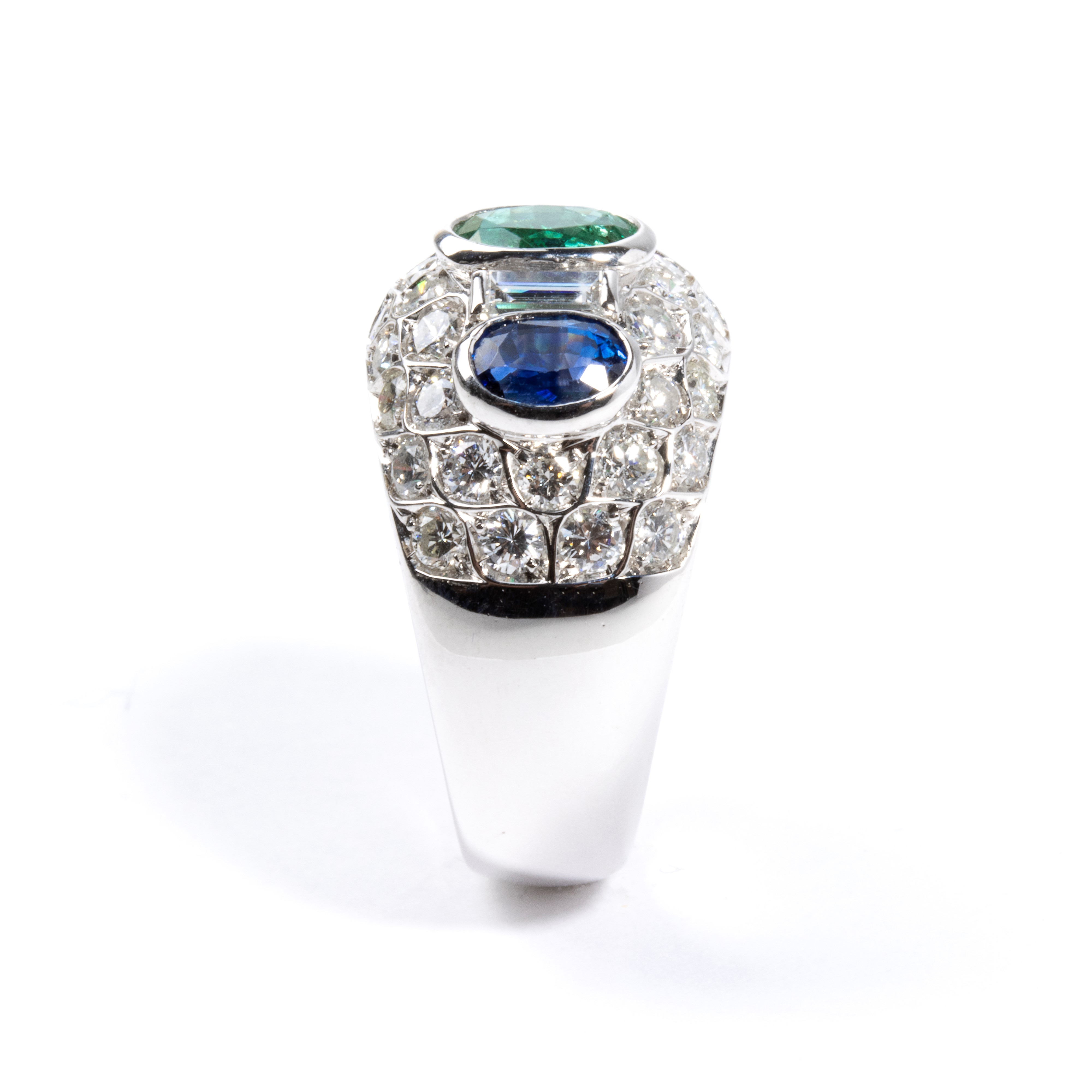 Anello in oro con zaffiri, smeraldo e diamanti